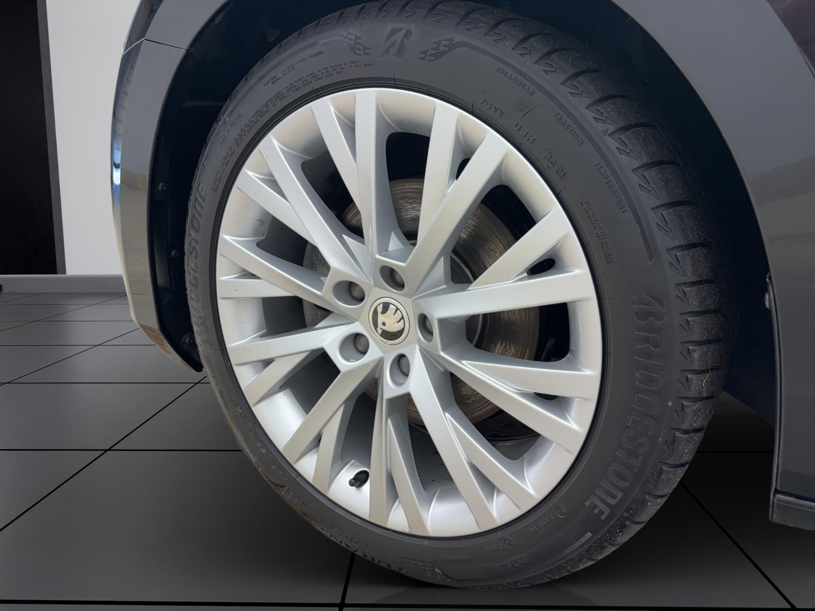 Skoda Superb Combi 2.0 TDI DSG Premium EditionPano AHK ACC PDC Kamera LED Canton