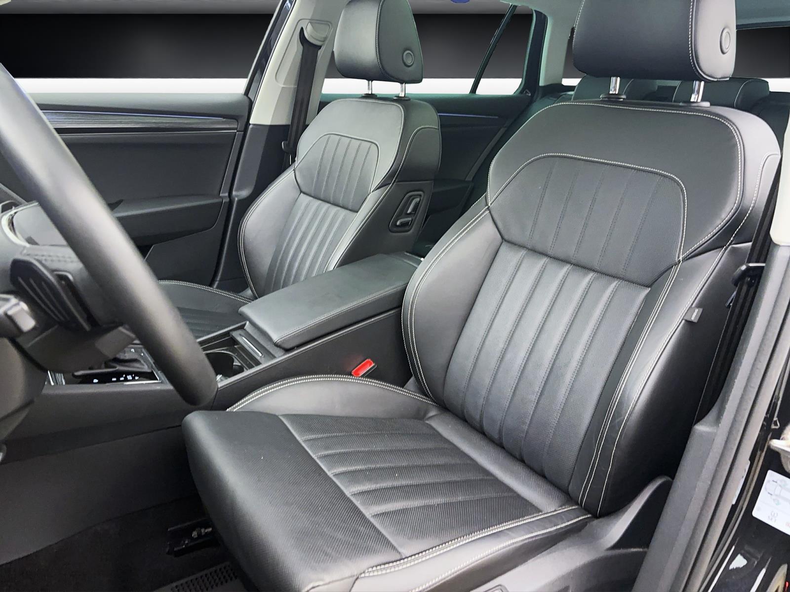 Skoda Superb Combi 2.0 TDI DSG Premium EditionPano AHK ACC PDC Kamera LED Canton