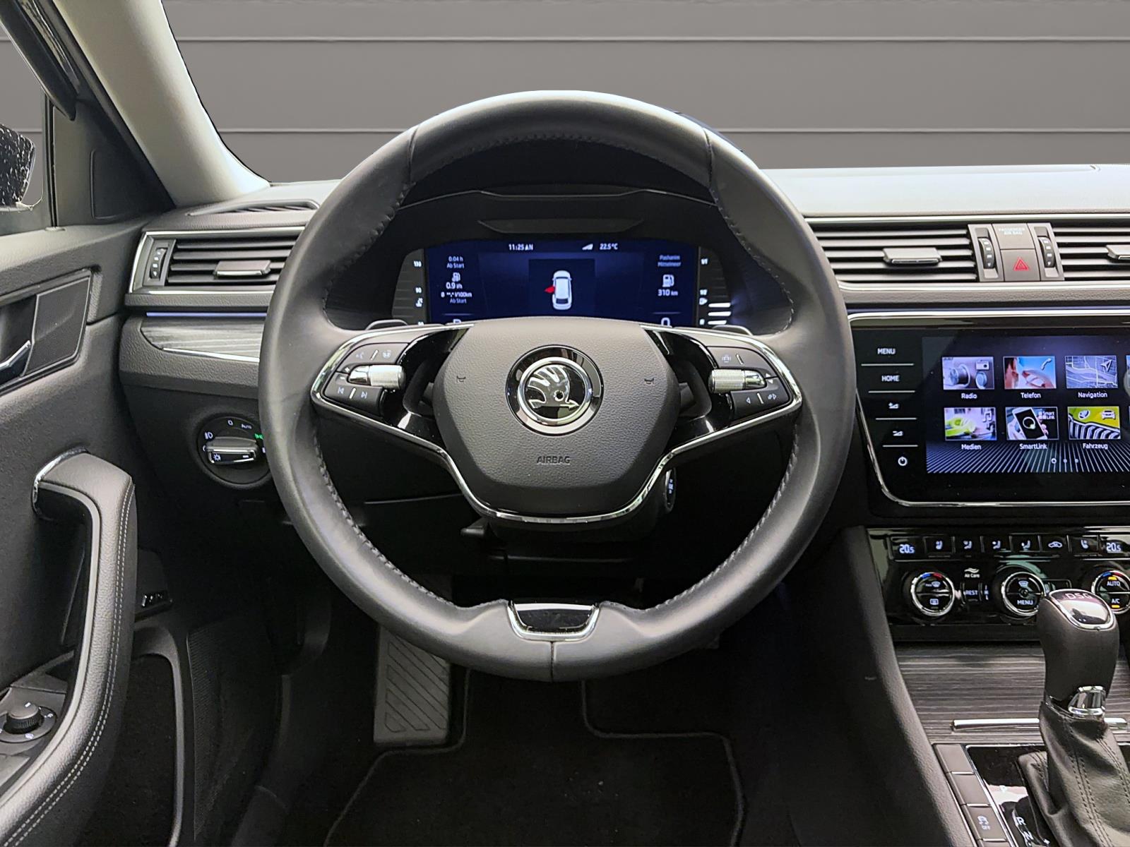 Skoda Superb Combi 2.0 TDI DSG Premium EditionPano AHK ACC PDC Kamera LED Canton