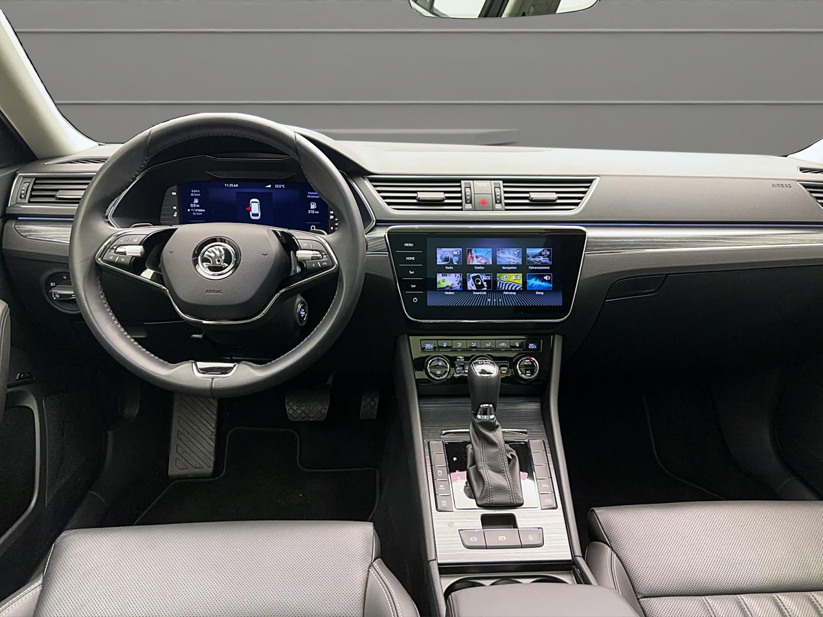 Skoda Superb Combi 2.0 TDI DSG Premium EditionPano AHK ACC PDC Kamera LED Canton