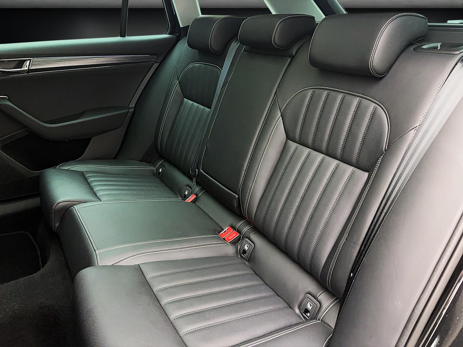 Skoda Superb Combi 2.0 TDI DSG Premium EditionPano AHK ACC PDC Kamera LED Canton