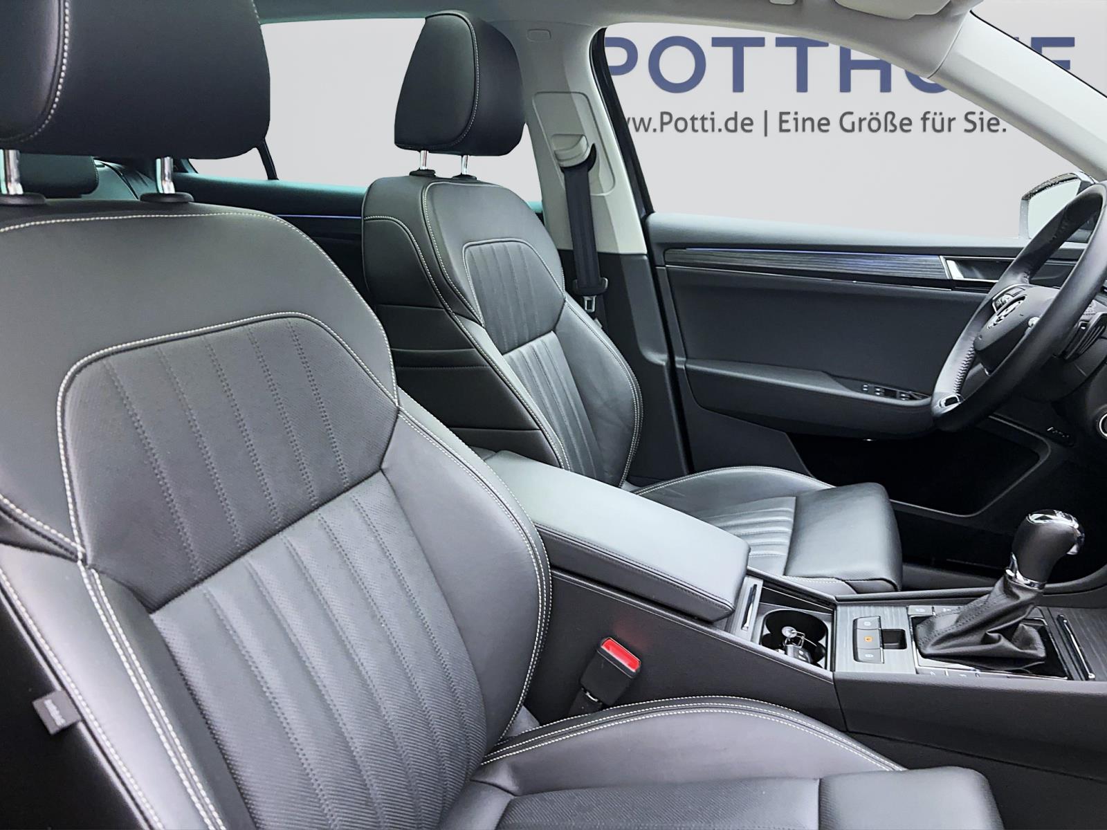 Skoda Superb Combi 2.0 TDI DSG Premium EditionPano AHK ACC PDC Kamera LED Canton