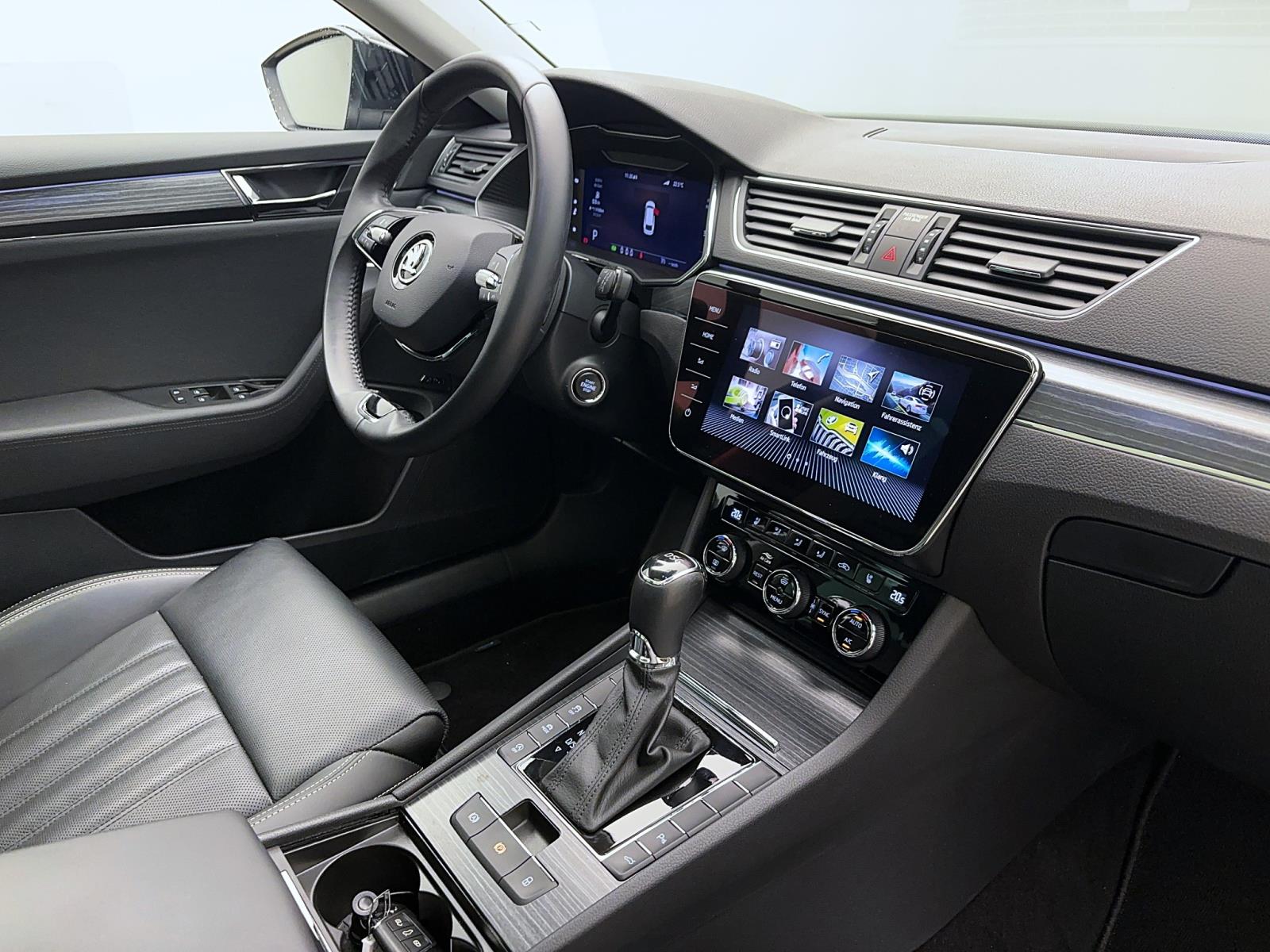 Skoda Superb Combi 2.0 TDI DSG Premium EditionPano AHK ACC PDC Kamera LED Canton