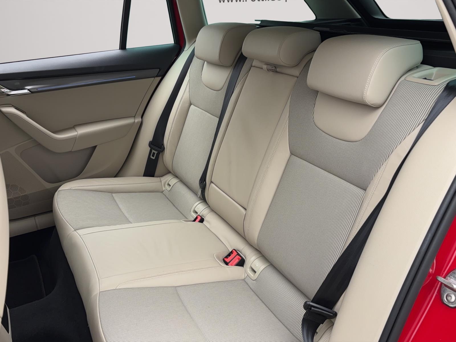 Skoda Octavia Combi 2.0 TDI DSG StylePano AHK ACC PDC LED SmartLink