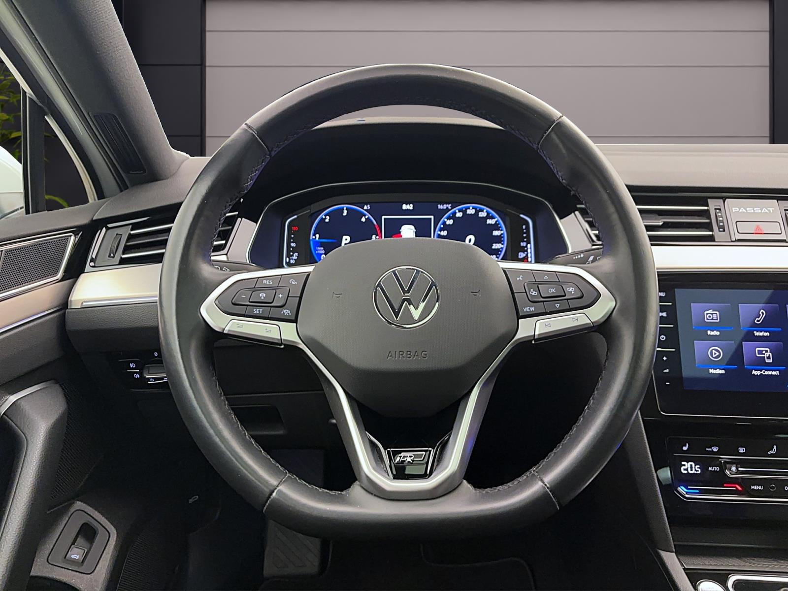 Volkswagen Passat 2.0 TDI DSG R-LinePano ACC ParkAssist IQ.Light AppConnect