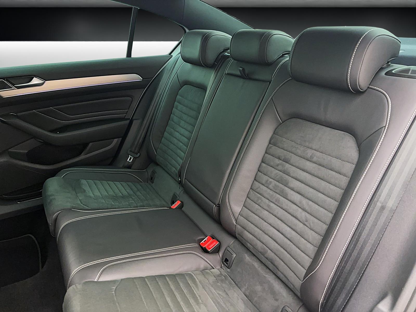 Volkswagen Passat 2.0 TDI DSG R-LinePano ACC ParkAssist IQ.Light AppConnect
