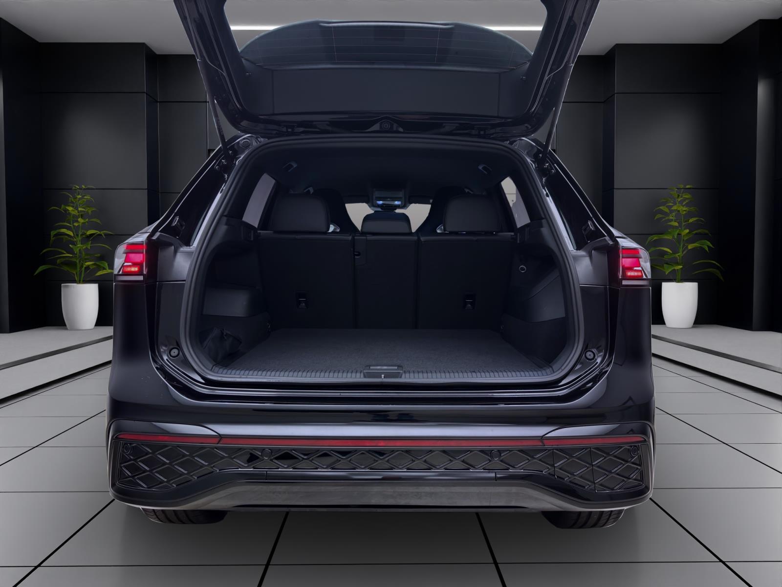 Volkswagen Tiguan 1.5 eTSI DSG R-LINE NAVI IQ.LIGHT KAMERA AHK