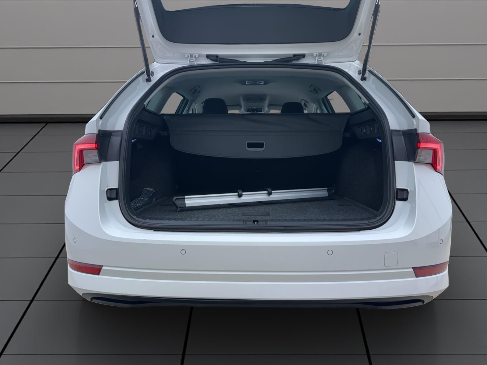 Skoda Octavia Combi 2.0 TDI DSG StyleAHK ACC PDC Kamera LED Navi Kessy