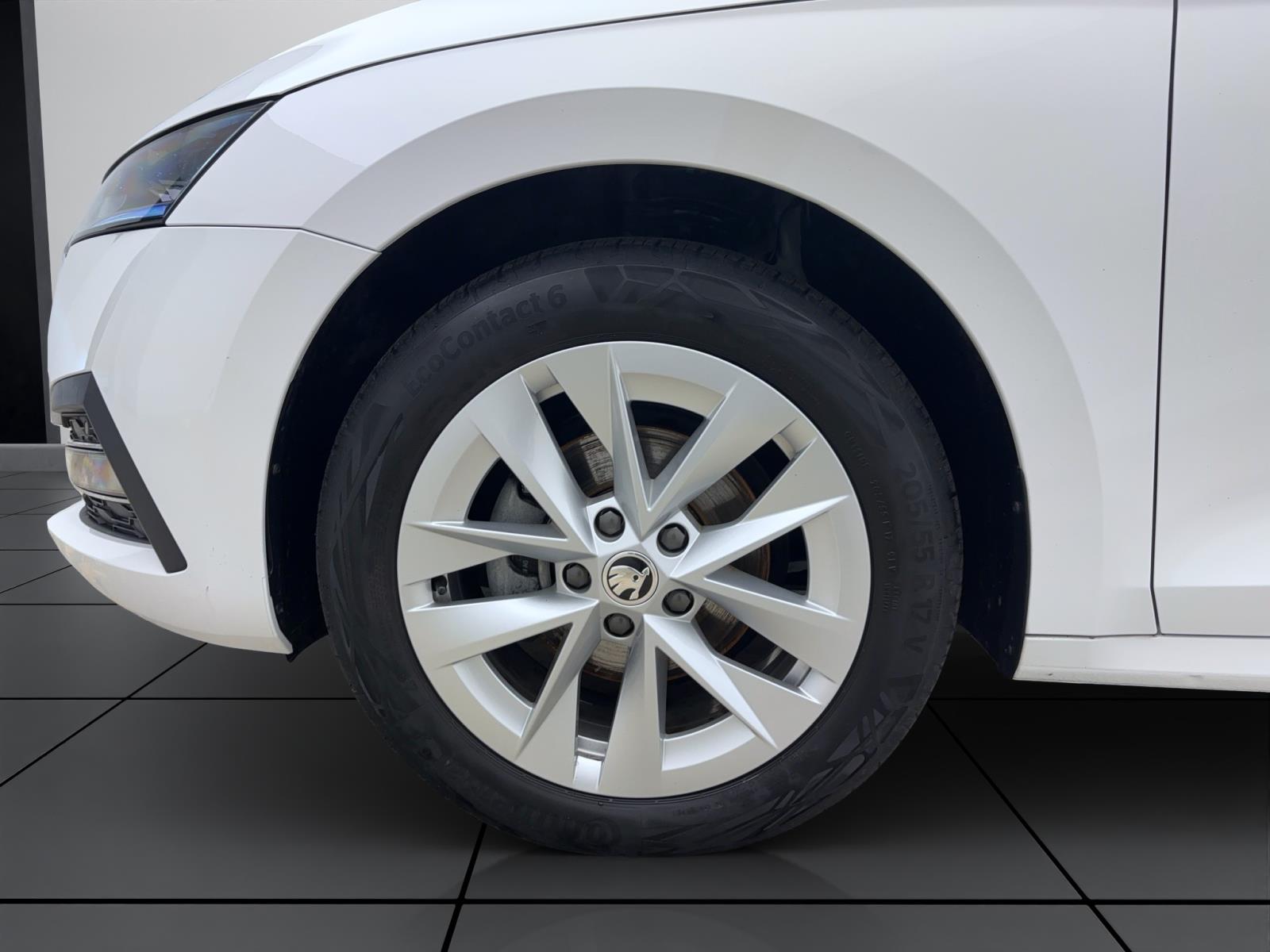 Skoda Octavia Combi 2.0 TDI DSG StyleAHK ACC PDC Kamera LED Navi Kessy