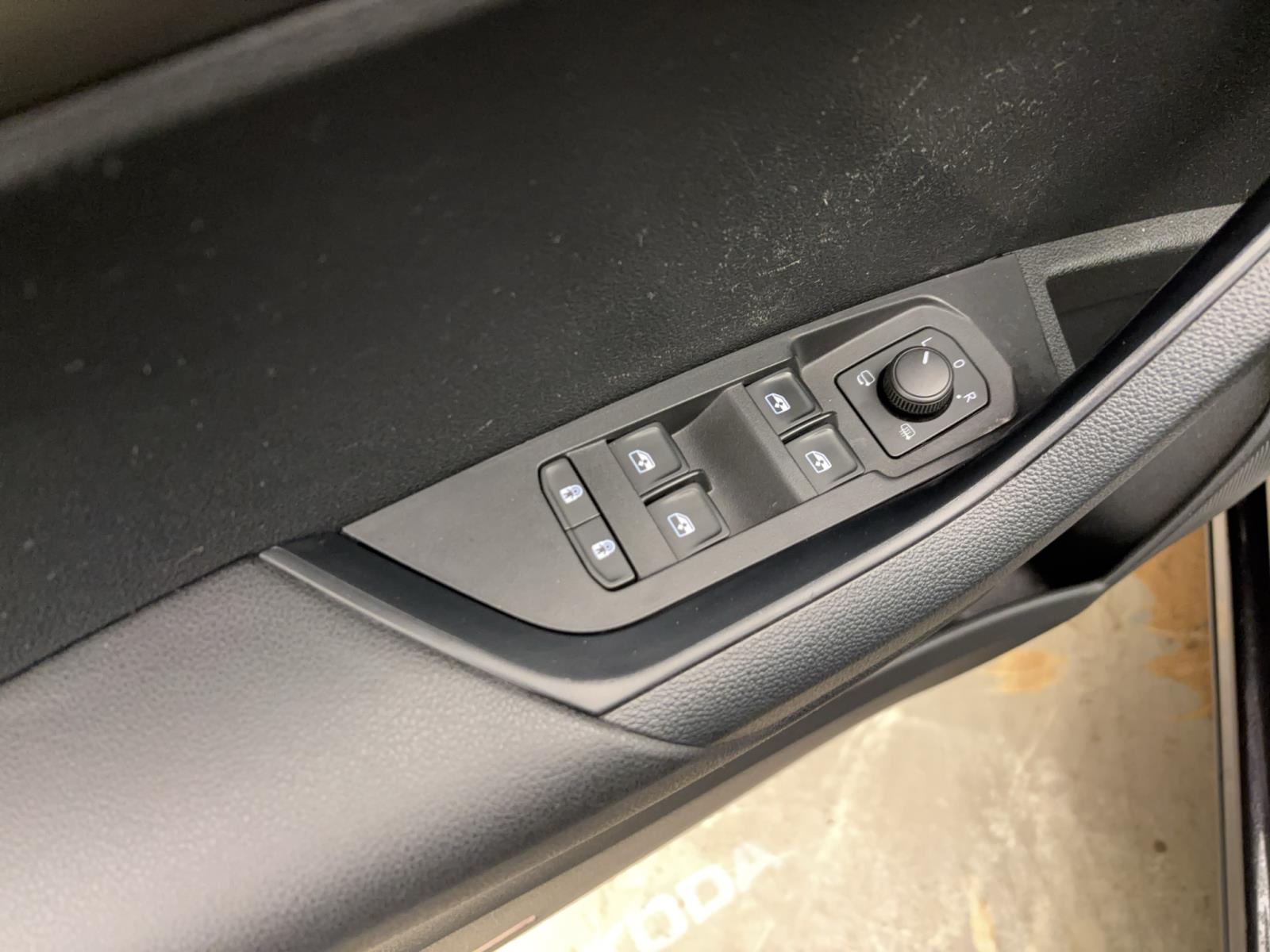 Skoda Karoq 2.0 TDI DSG Clever Pano PDC Kamera LED Navi SmartLink