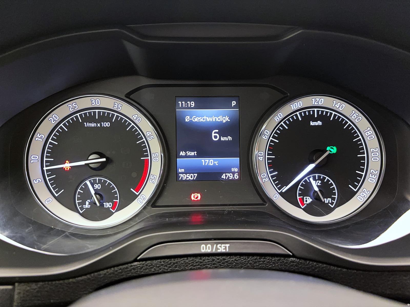 Skoda Karoq 2.0 TDI DSG 4x4 STYLE AHK NAVI PDC LED SITZHZG
