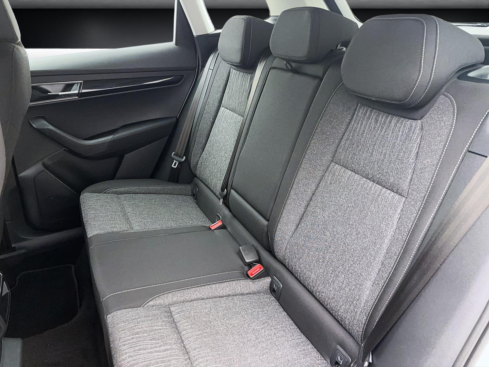 Skoda Karoq 2.0 TDI DSG 4x4 STYLE AHK NAVI PDC LED SITZHZG