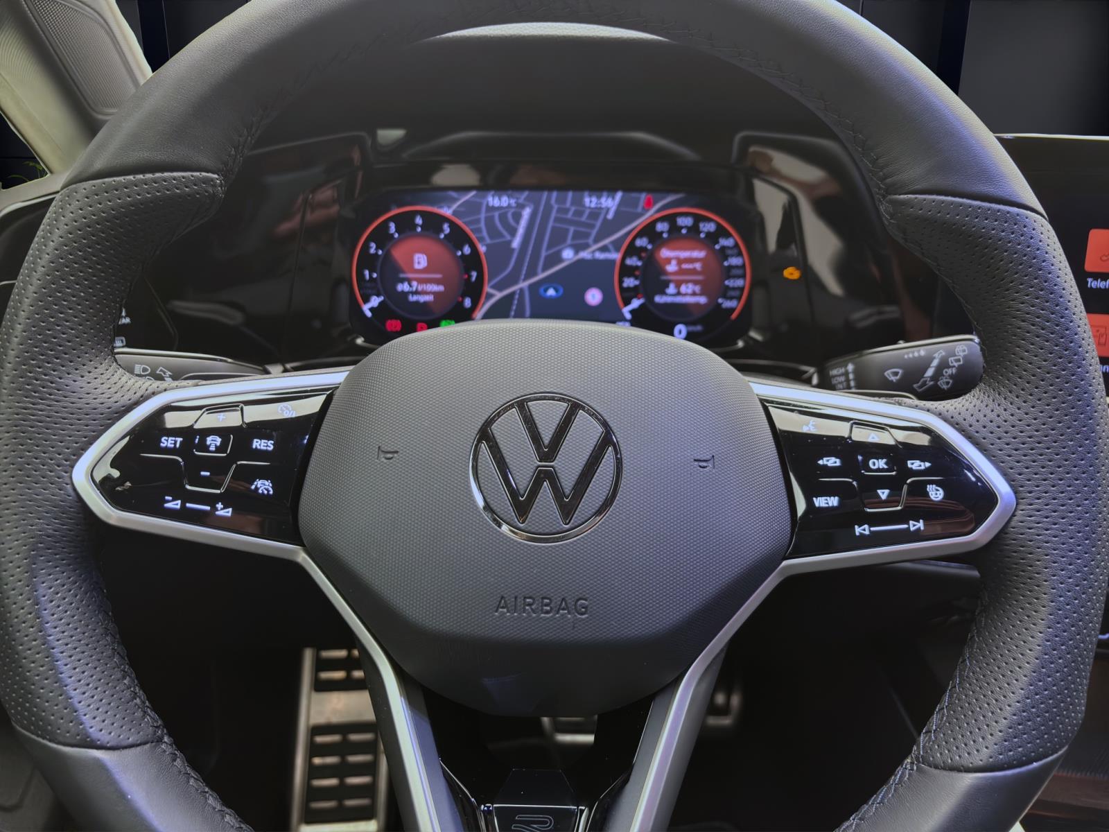 Volkswagen Golf Variant 1.5 eTSI DSG R-LINE KAMERA ACC LED