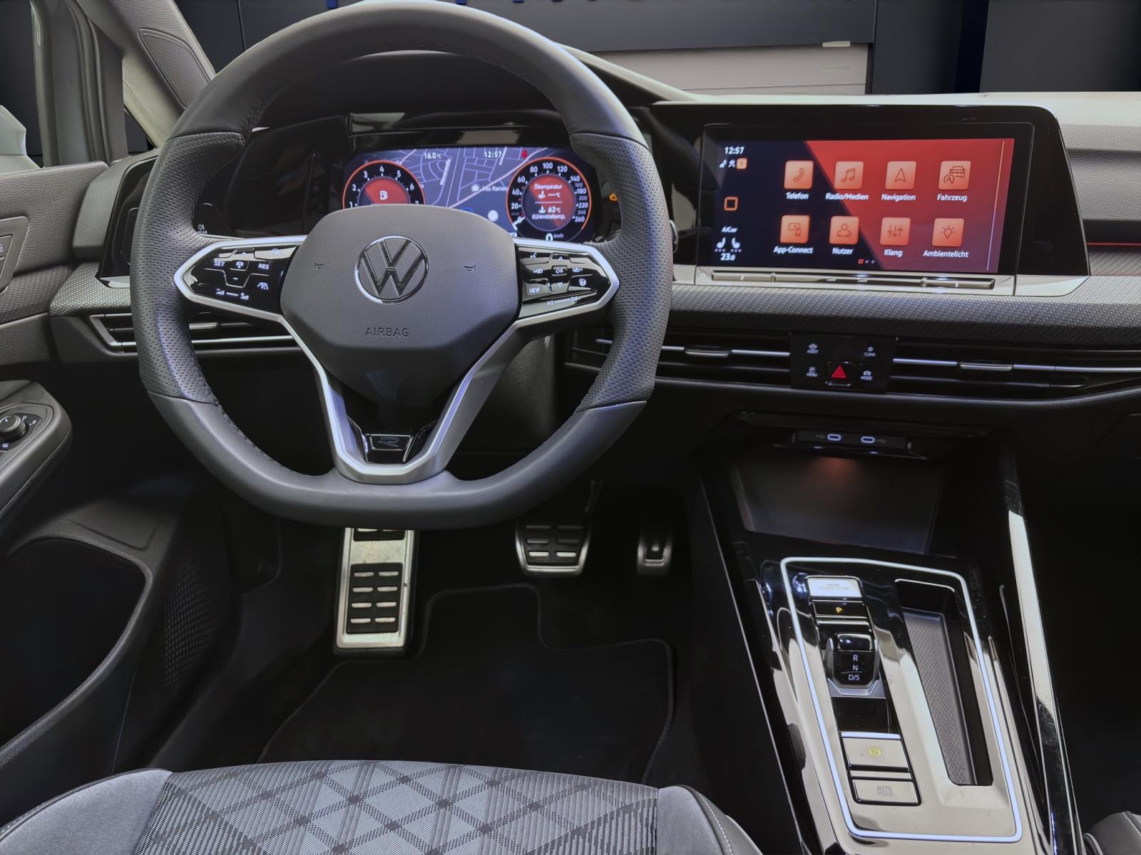 Volkswagen Golf Variant 1.5 eTSI DSG R-LINE KAMERA ACC LED