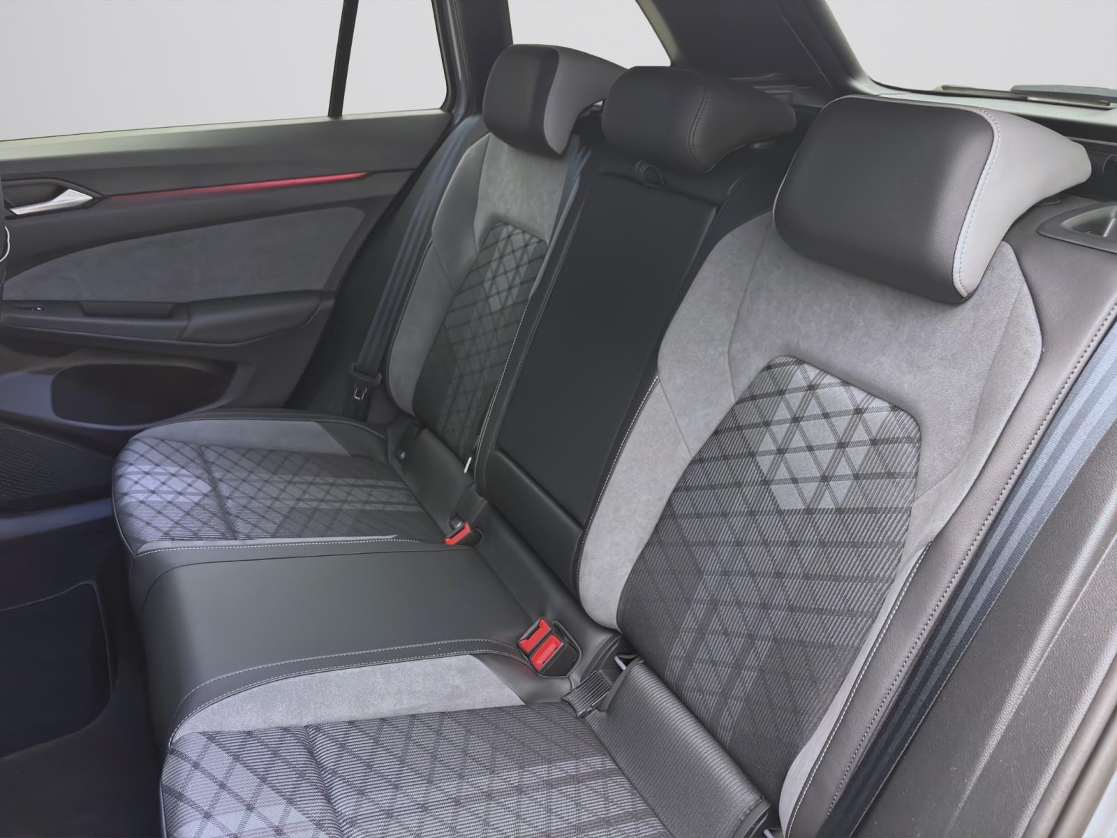Volkswagen Golf Variant 1.5 eTSI DSG R-LINE KAMERA ACC LED