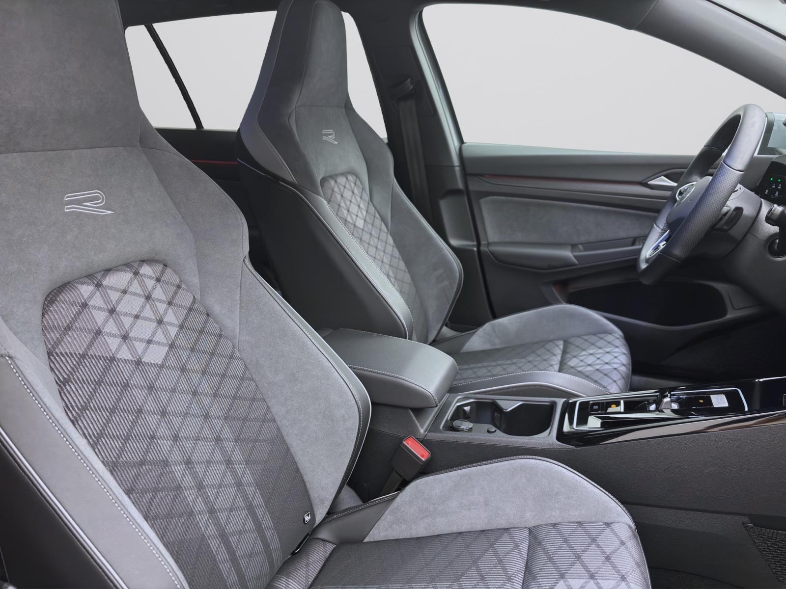 Volkswagen Golf Variant 1.5 eTSI DSG R-LINE KAMERA ACC LED