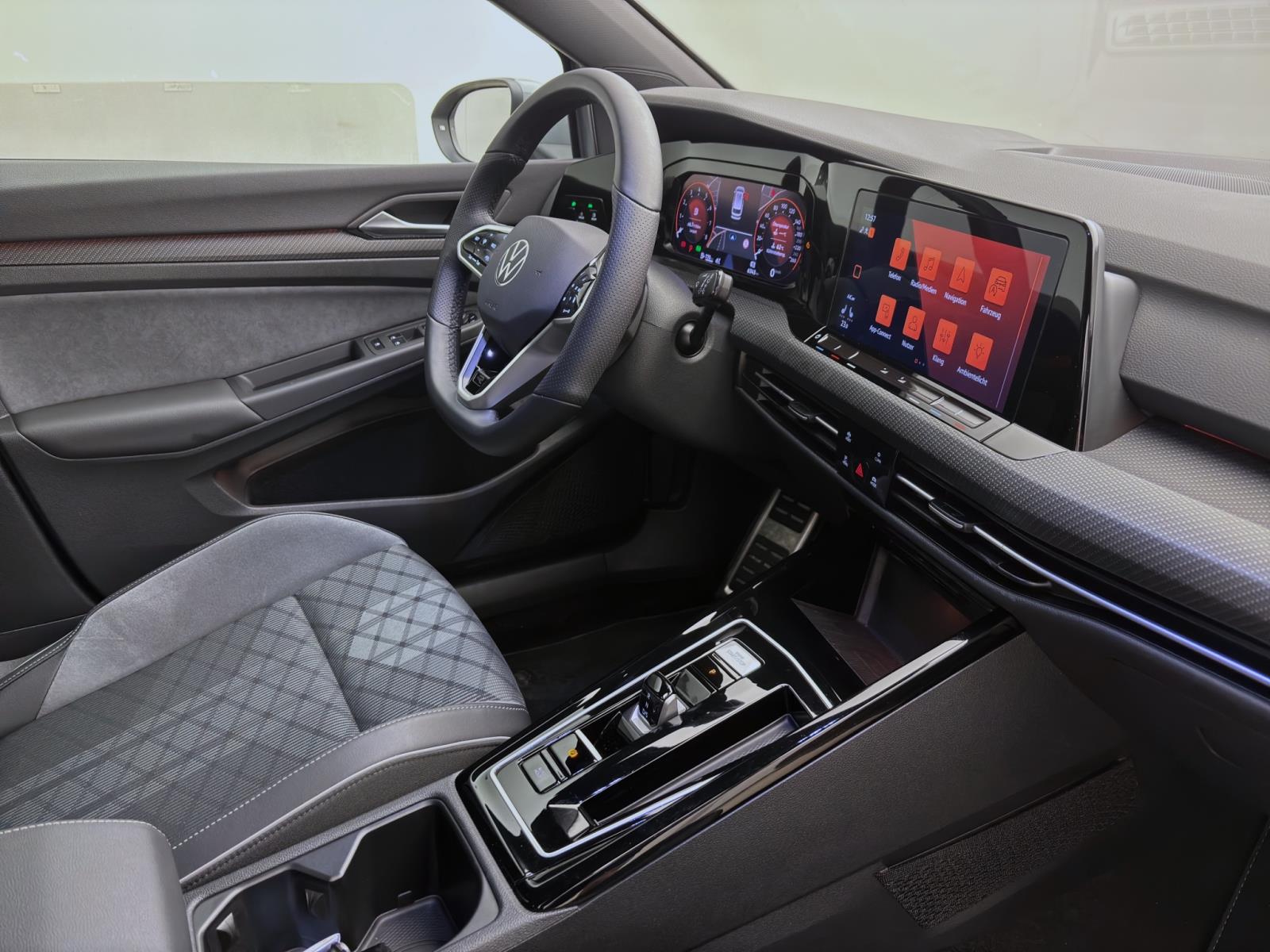 Volkswagen Golf Variant 1.5 eTSI DSG R-LINE KAMERA ACC LED