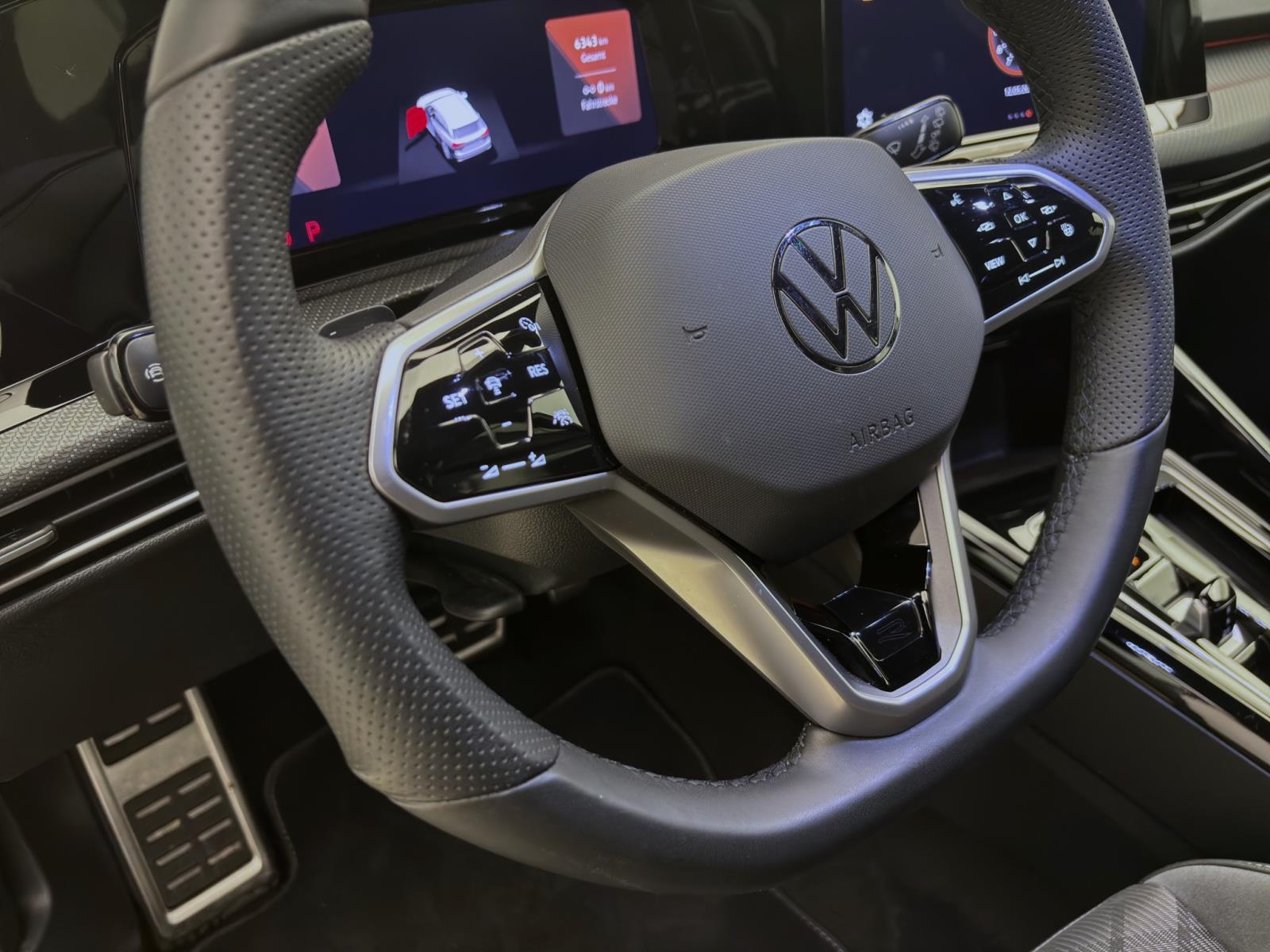 Volkswagen Golf Variant 1.5 eTSI DSG R-LINE KAMERA ACC LED