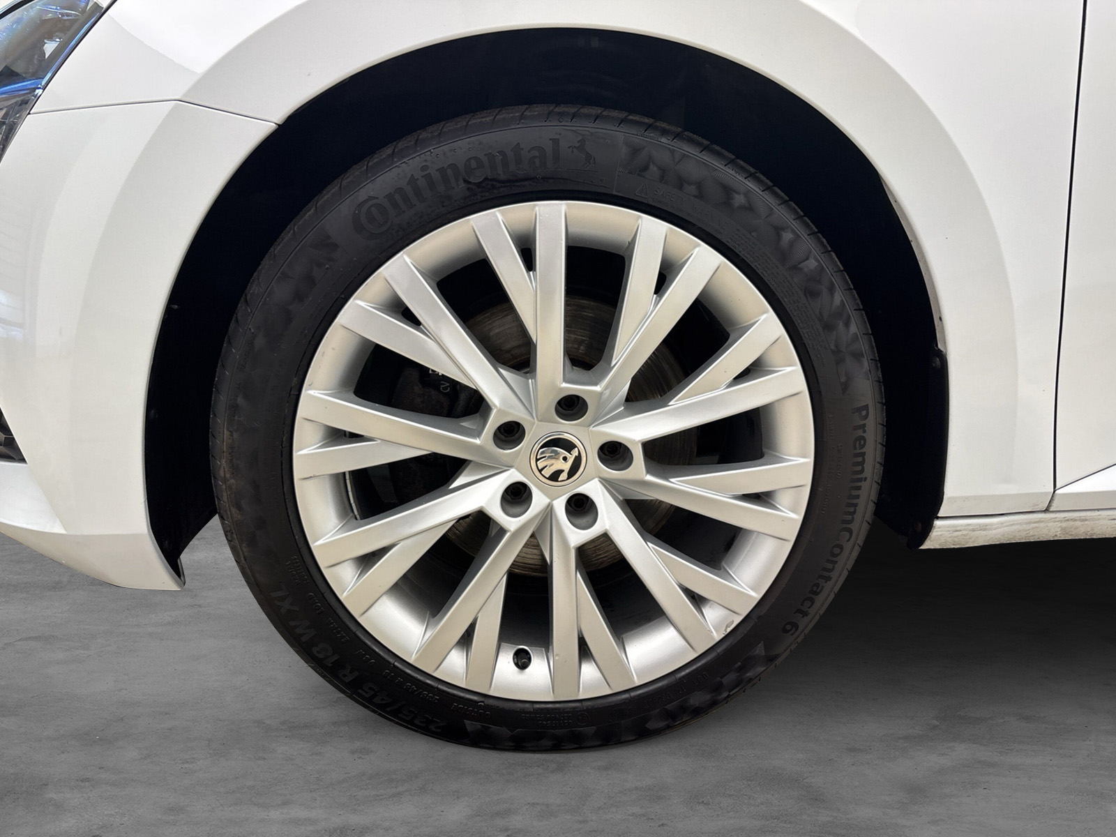 Skoda Superb Combi 2.0 TDI Ambition AHK ACC PDC LED Navi SmartLink Sitzhzg