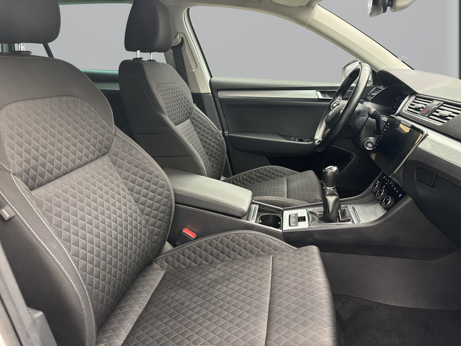 Skoda Superb Combi 2.0 TDI Ambition AHK ACC PDC LED Navi SmartLink Sitzhzg