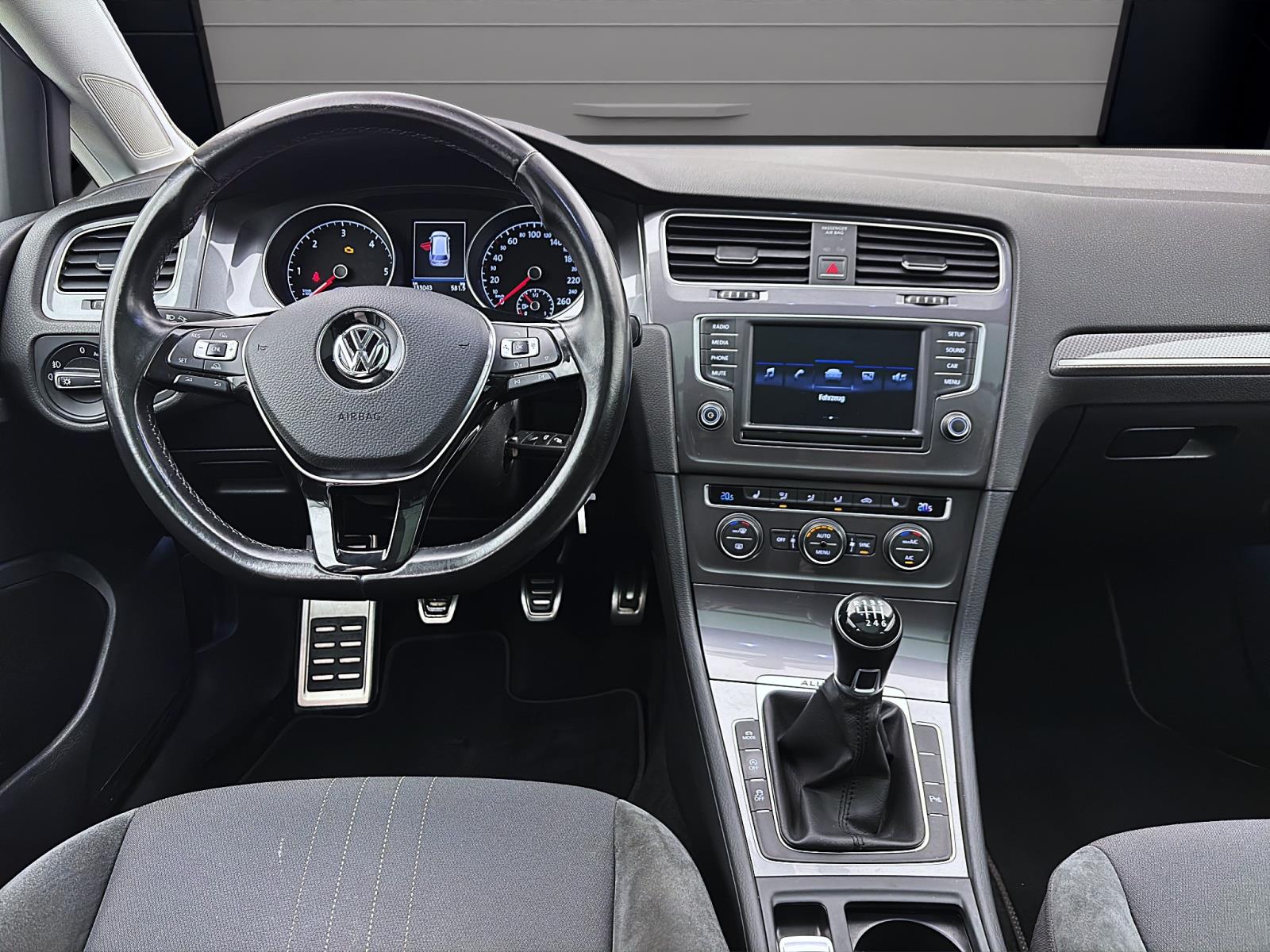 Volkswagen Golf Variant 7 VII 2.0 TDI Alltrack 4Motion Pano AHK PDC BiXenon Winter Tempo