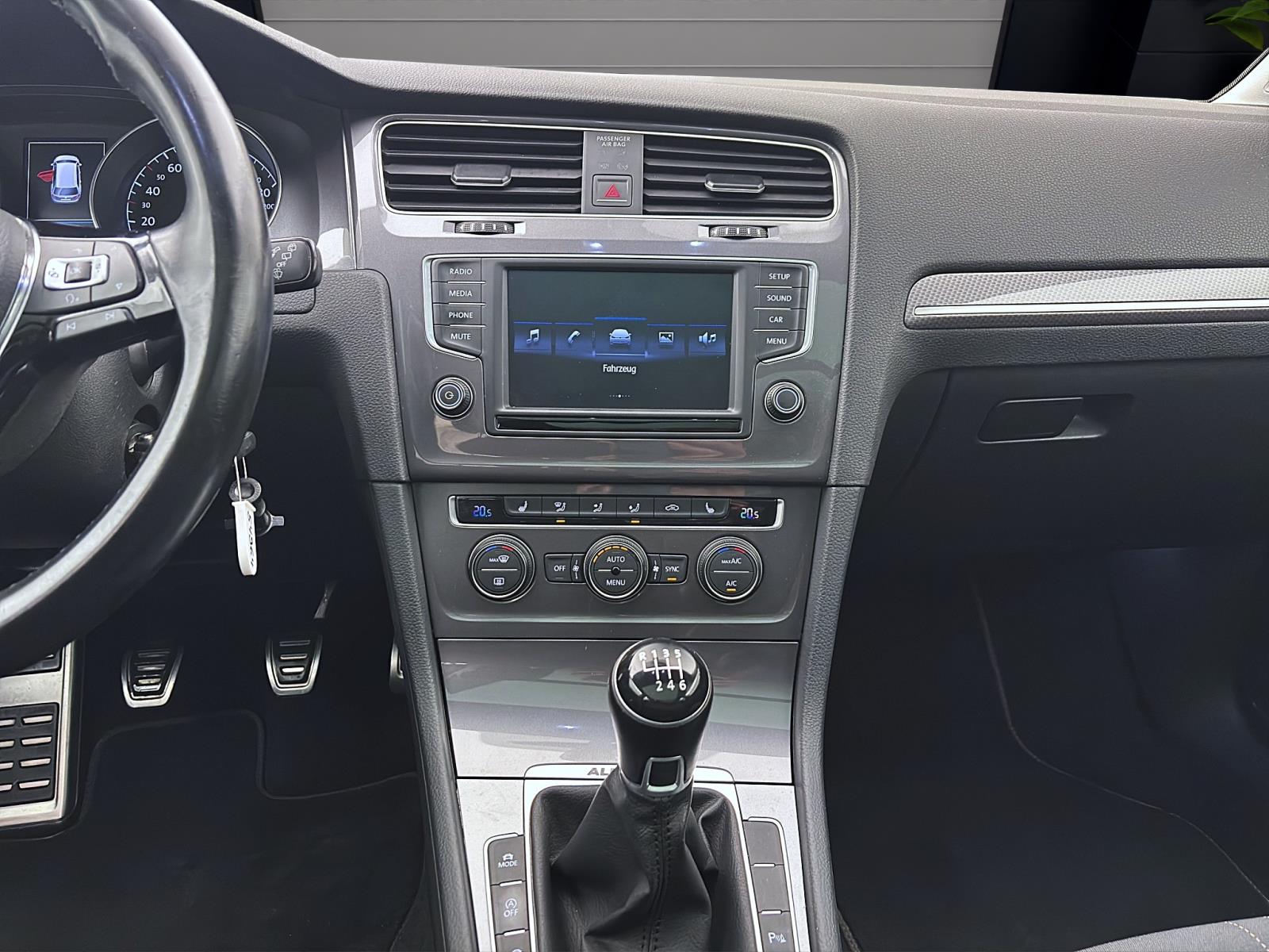 Volkswagen Golf Variant 7 VII 2.0 TDI Alltrack 4Motion Pano AHK PDC BiXenon Winter Tempo