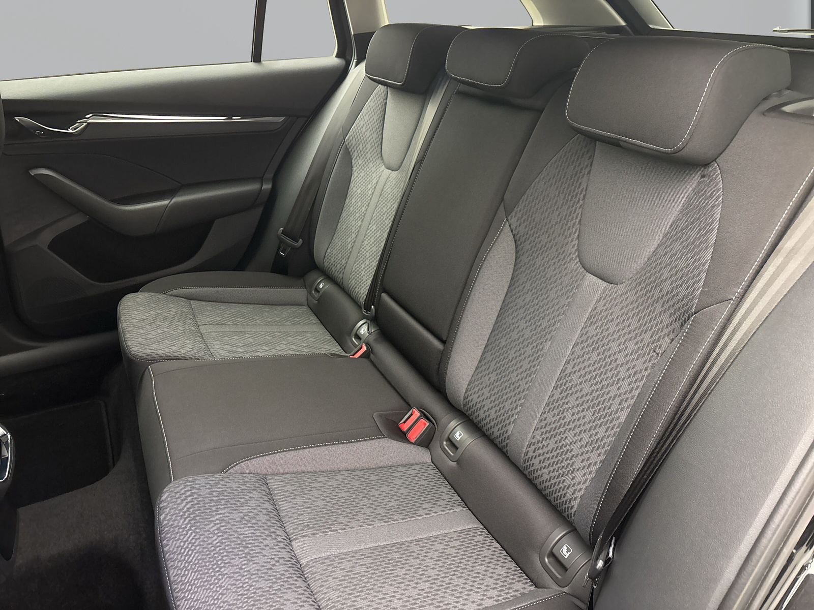 Skoda Octavia Combi 2.0 TDI DSG First Edition Navi LED PDC Sitzhzg GRA FrontAssist