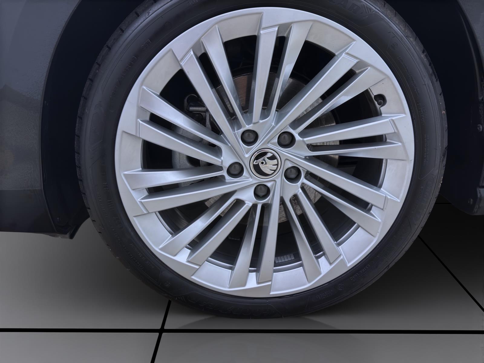 Bild 7: Skoda Superb Combi 2.0 TDI DSG L&K PANO STDHZG MATRIX PDC