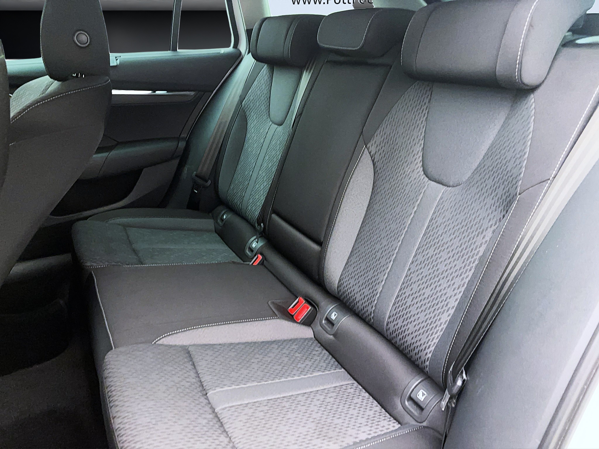 Skoda Octavia Combi 2.0 TDI DSG Style AHK ACC PDC Kamera LED Navi Kessy HUD