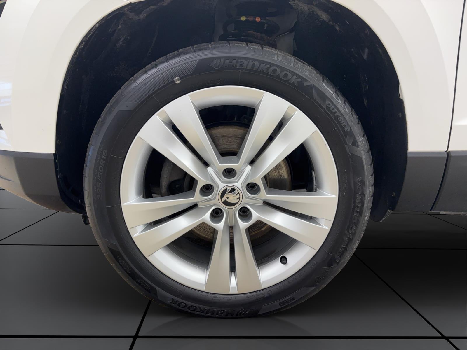 Skoda Karoq 2.0 TDI DSG Style 4x4 AHK PDC LED Navi AppConnect Sitzhzg