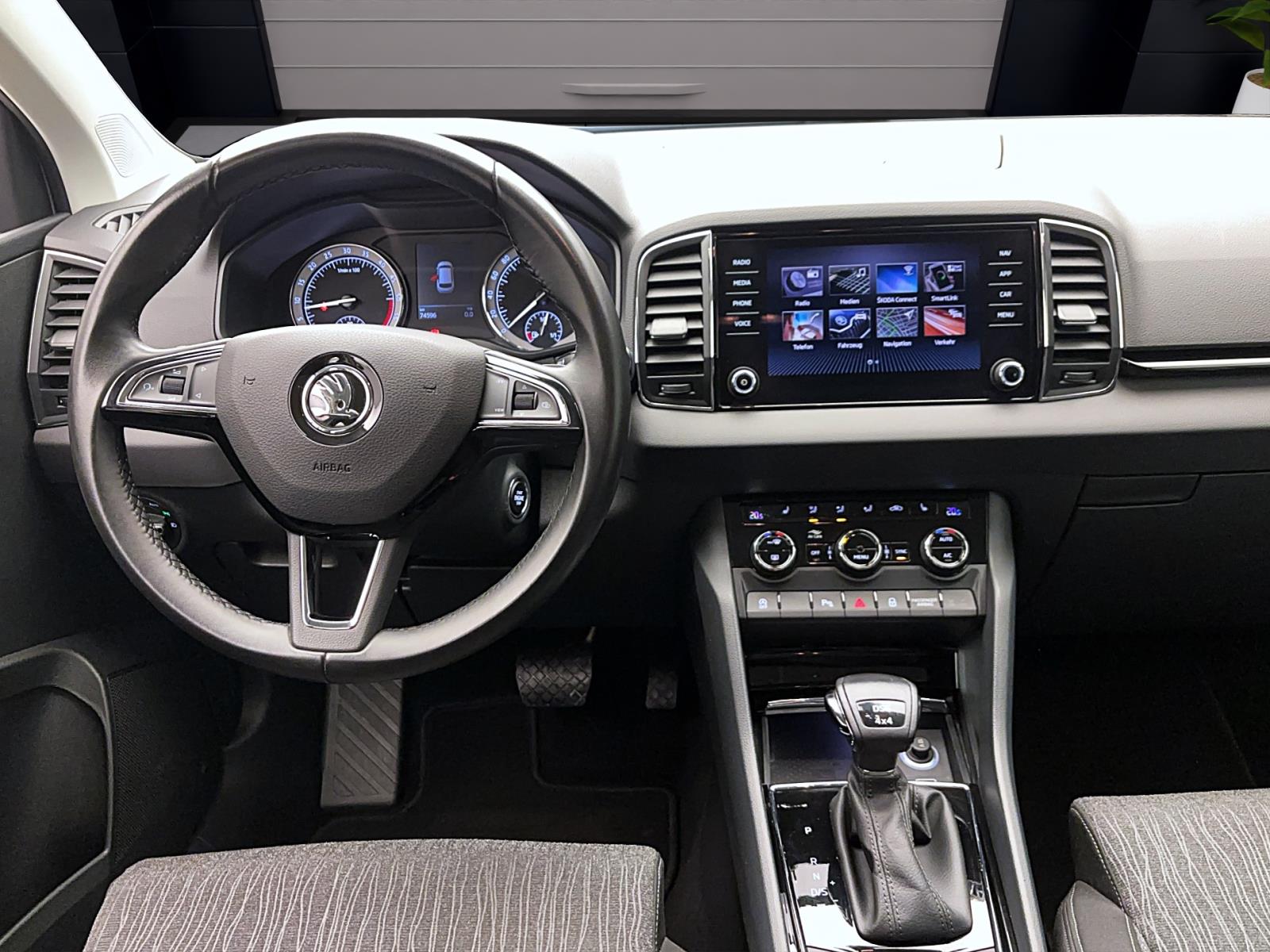 Skoda Karoq 2.0 TDI DSG Style 4x4 AHK PDC LED Navi AppConnect Sitzhzg