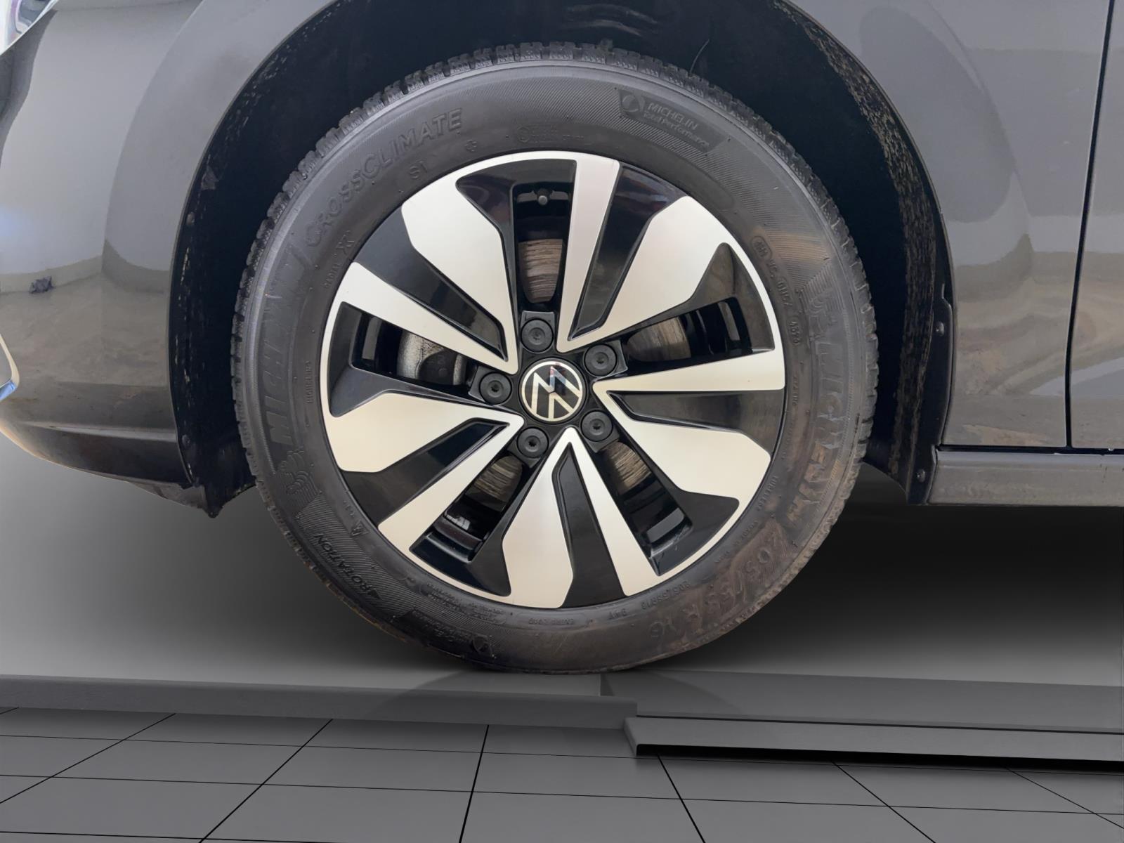 Volkswagen Golf 8 2.0 TDI DSG Move AHK ACC PDC Kamera LED Navi AppConnect