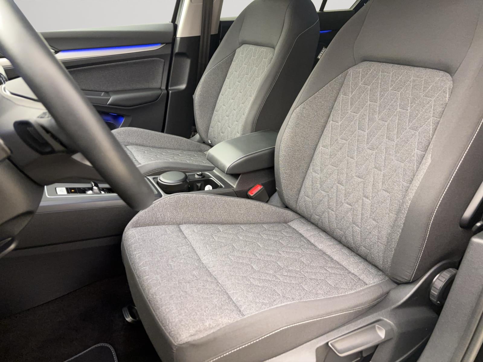 Volkswagen Golf 8 2.0 TDI DSG Move AHK ACC PDC Kamera LED Navi AppConnect