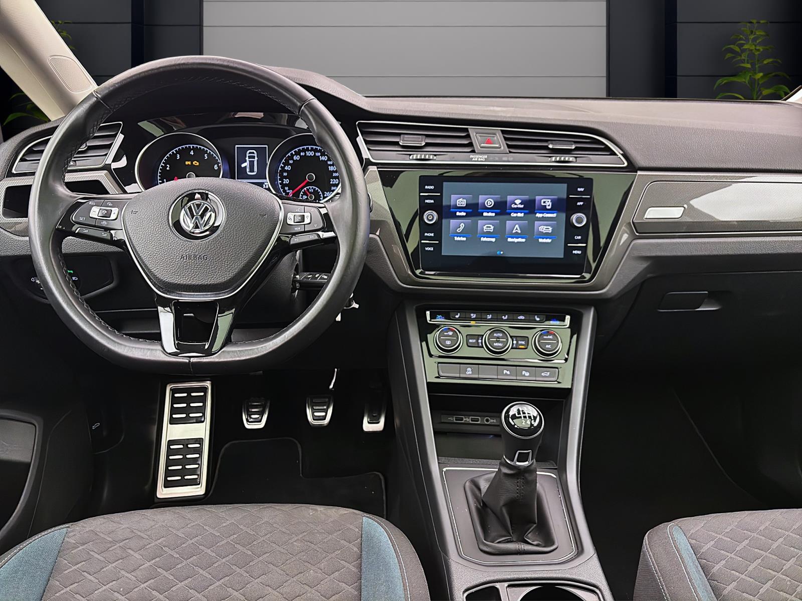 Volkswagen Touran 1.5 TSI R-Line Pano AHK ACC ParkAssist Kamera LED Navi
