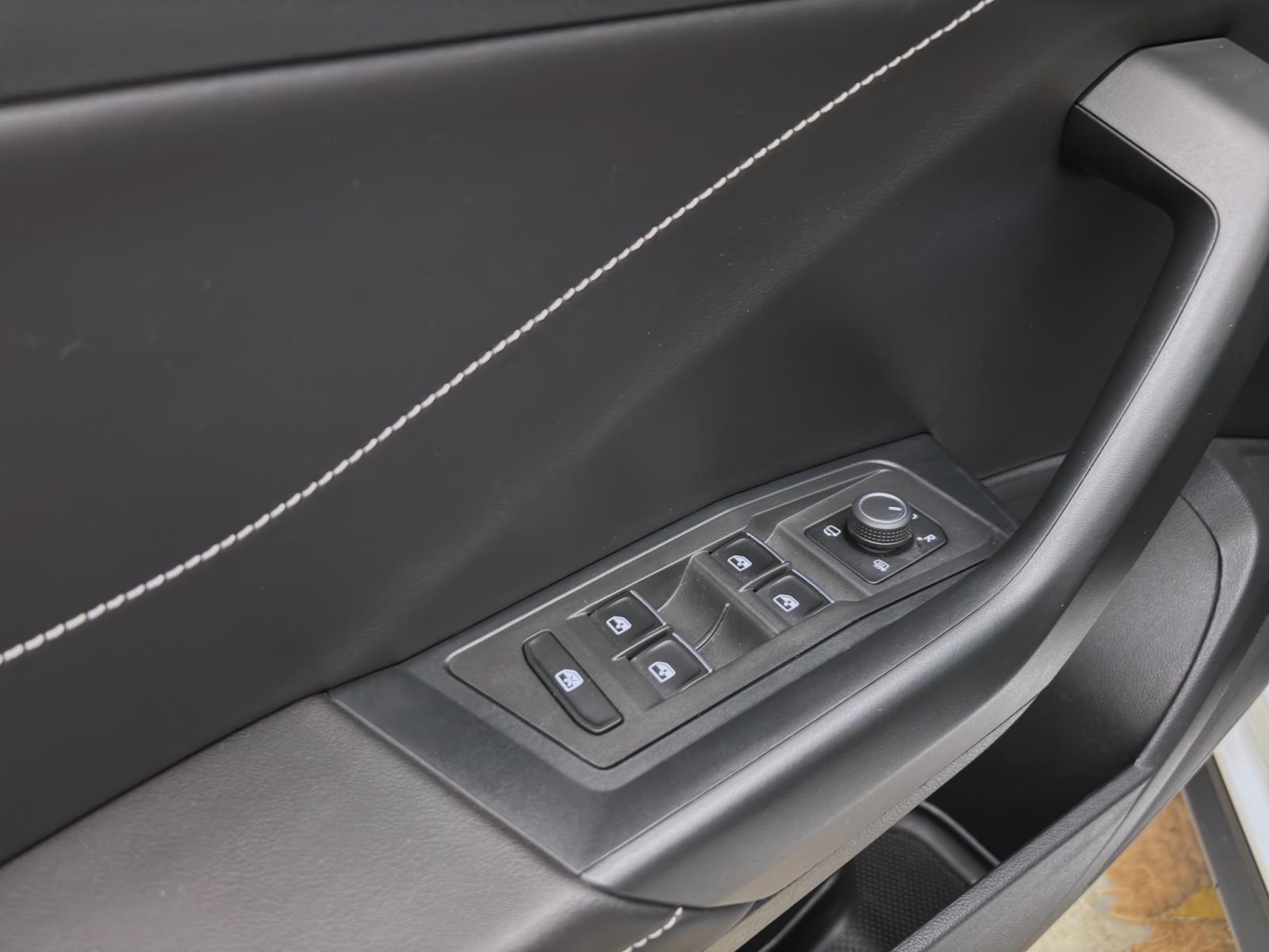 Volkswagen T-Roc 2.0 TDI DSG R-LINE AHK NAVI ACC KAMERA LED+