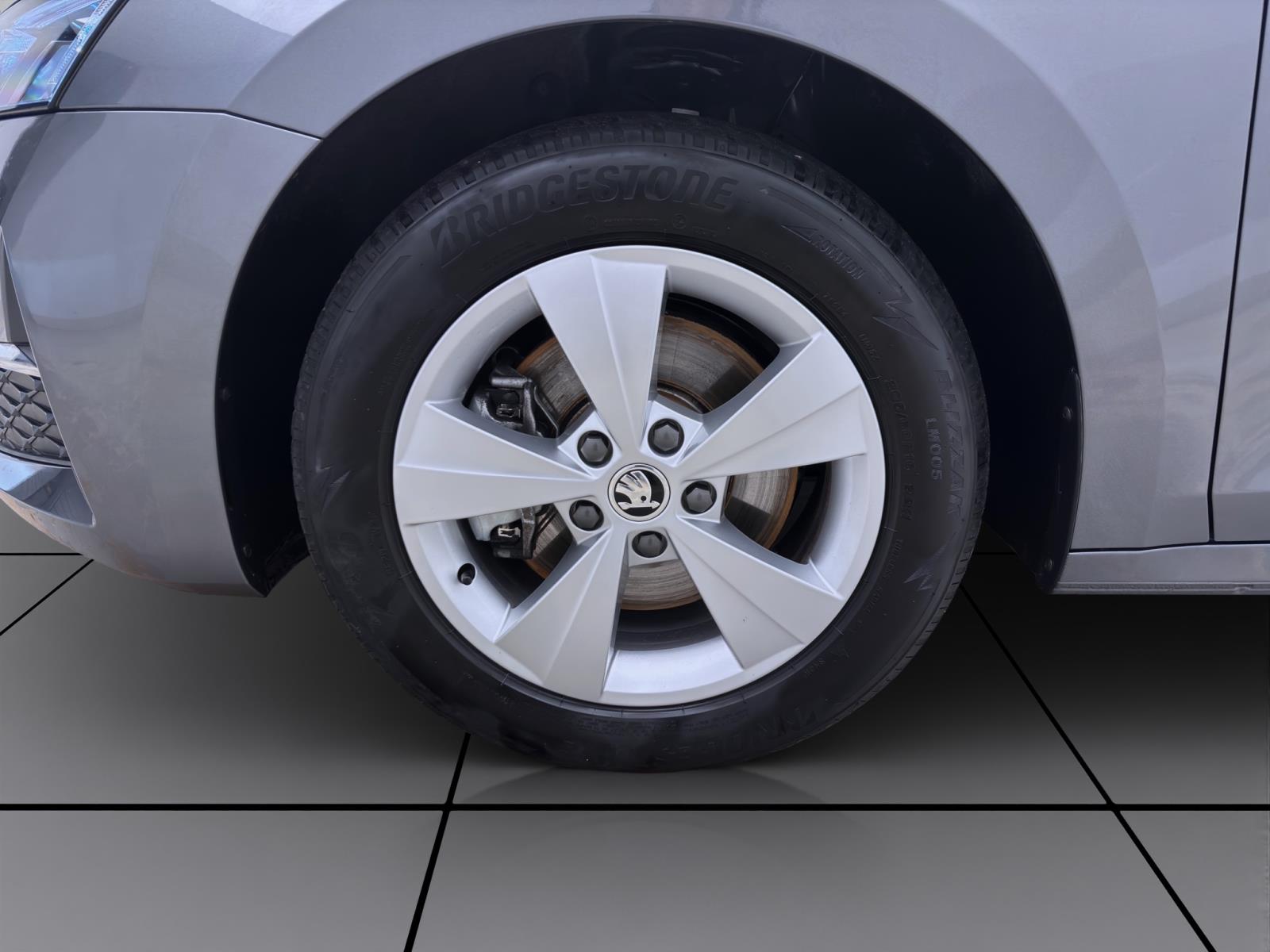 Bild 7: Skoda Octavia Combi 2.0 TDI DSG SELECTION PANO AHK NAVI DCC