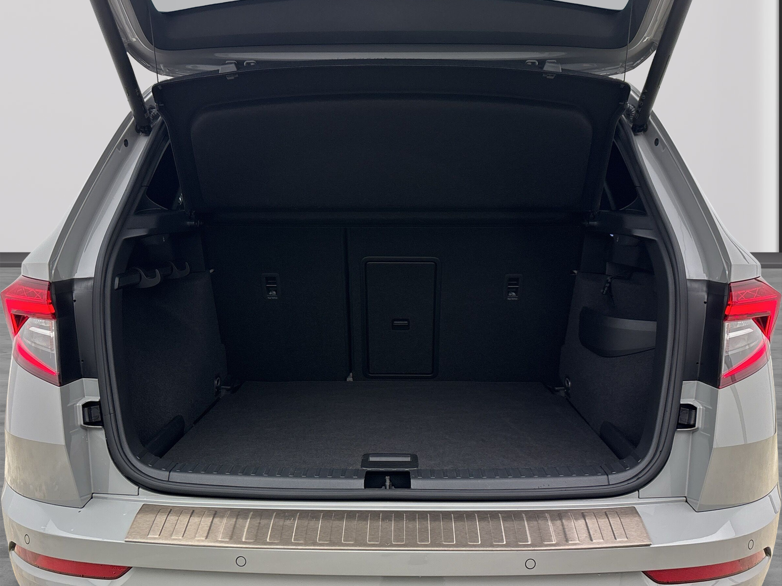 Skoda Karoq 1.5 TSI DSG Sportline Pano AHK DCC PDC Kamera LED SmartLink