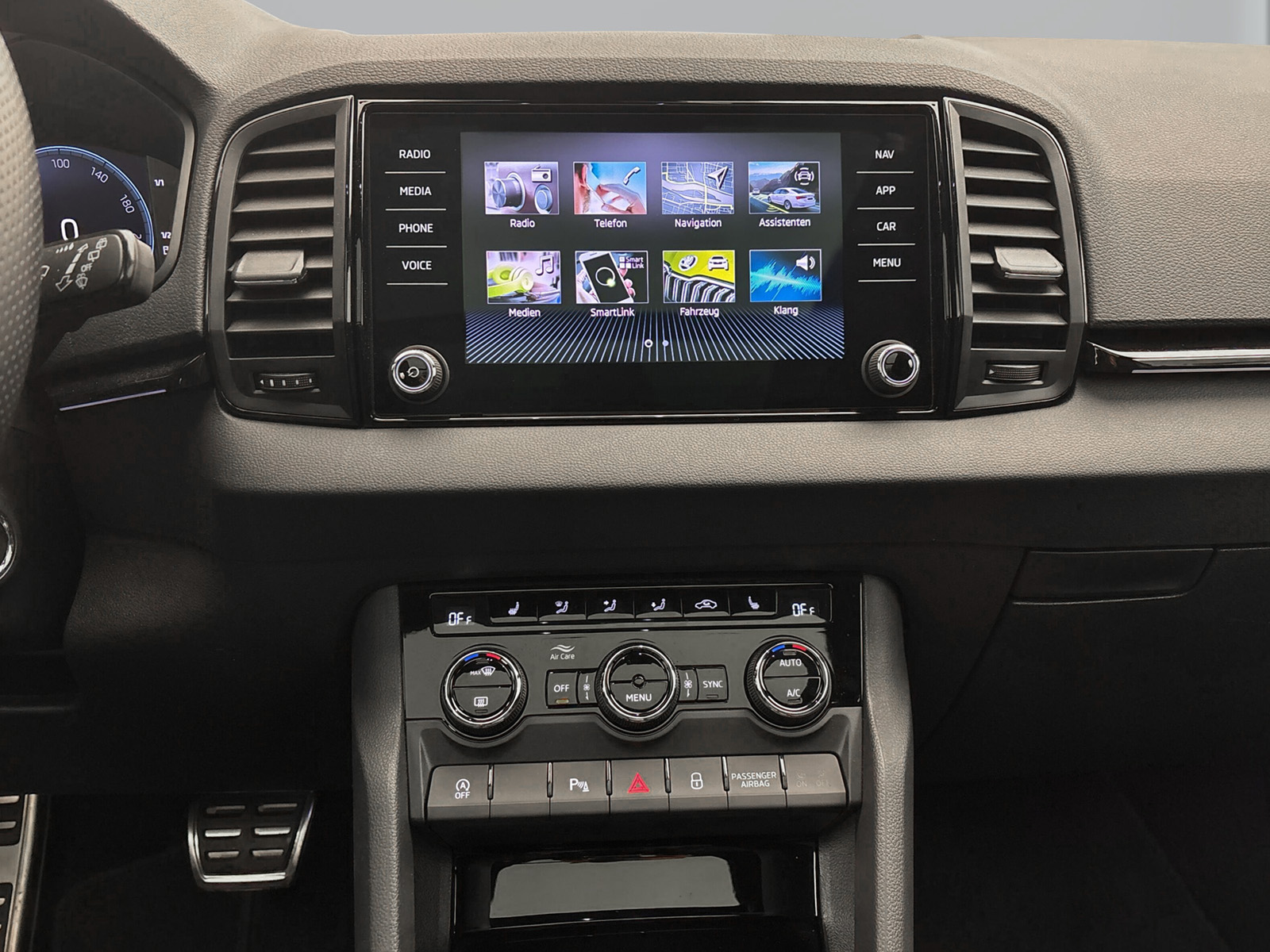 Skoda Karoq 1.5 TSI DSG Sportline Pano AHK DCC PDC Kamera LED SmartLink