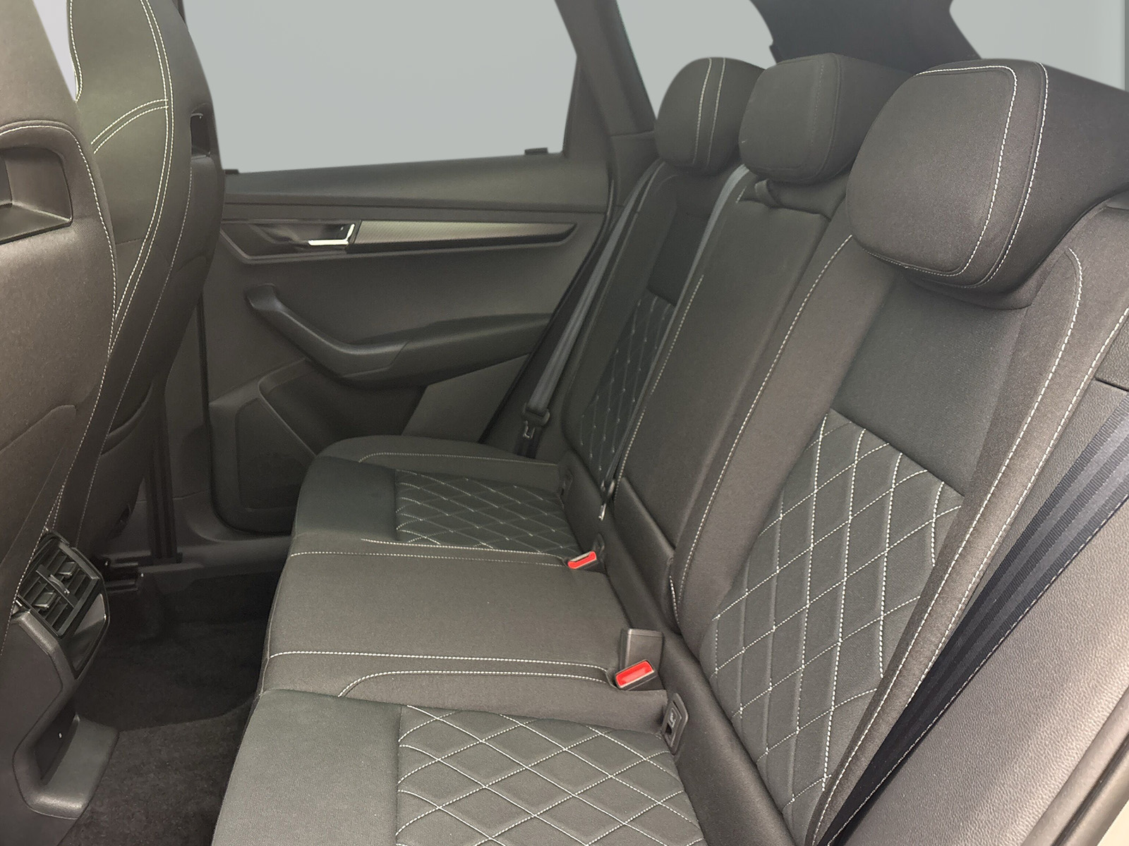 Skoda Karoq 1.5 TSI DSG Sportline Pano AHK DCC PDC Kamera LED SmartLink