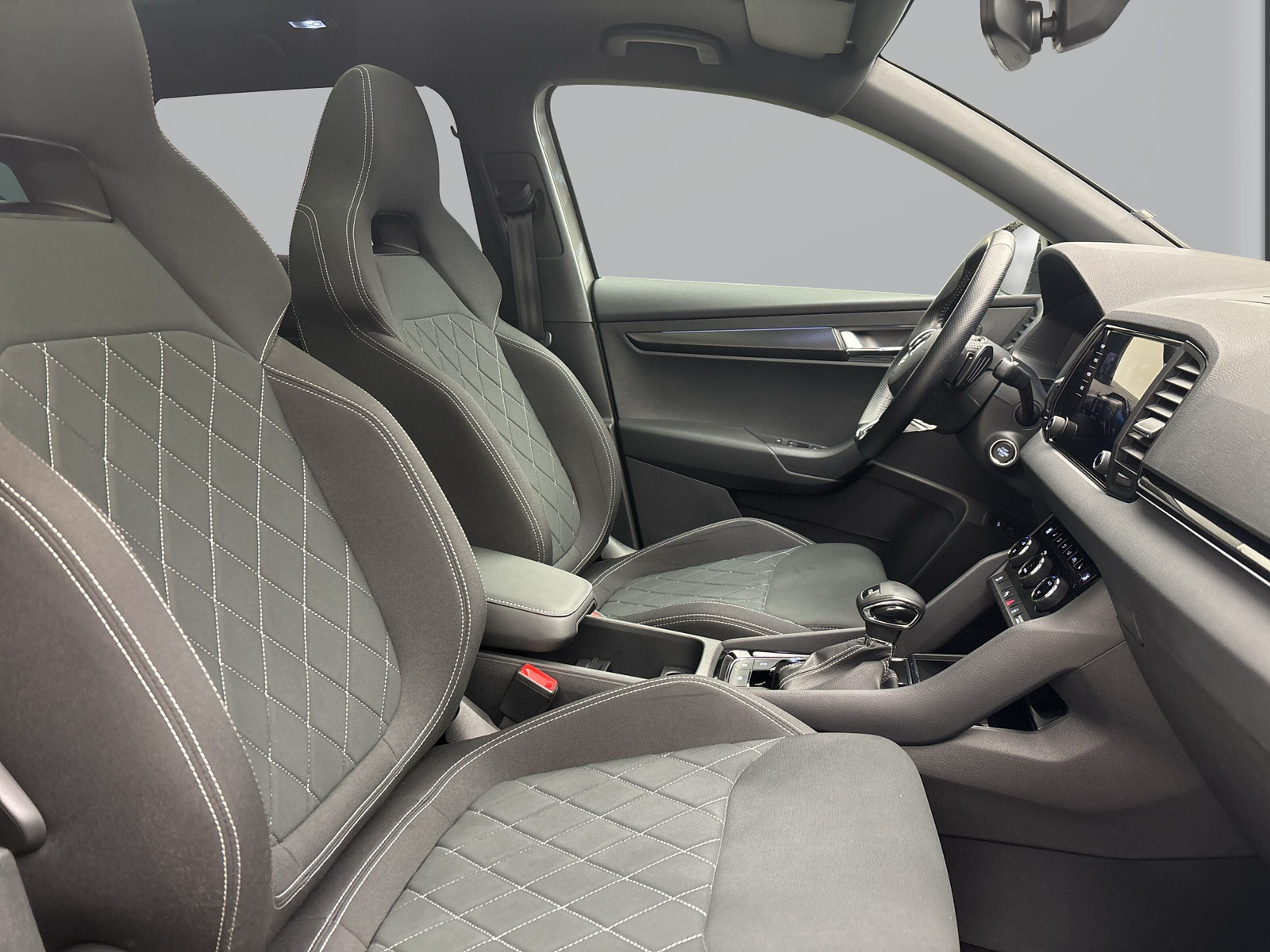 Skoda Karoq 1.5 TSI DSG Sportline Pano AHK DCC PDC Kamera LED SmartLink
