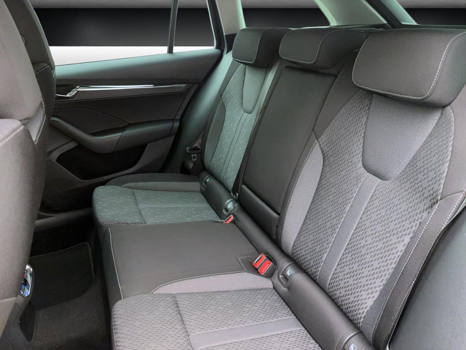 Skoda Octavia Combi 2.0 TDI DSG First Edition AHK PDC LED Canton Navi