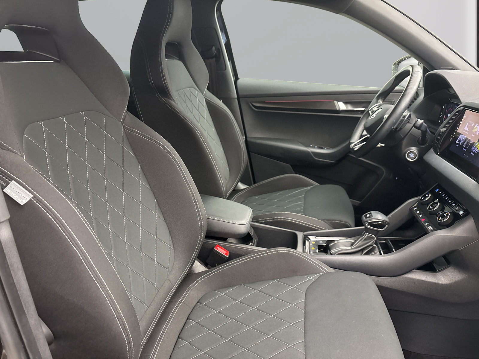 Skoda Karoq 1.5 TSI DSG Sportline ACC PDC Kamera LED Navi Sitzhzg