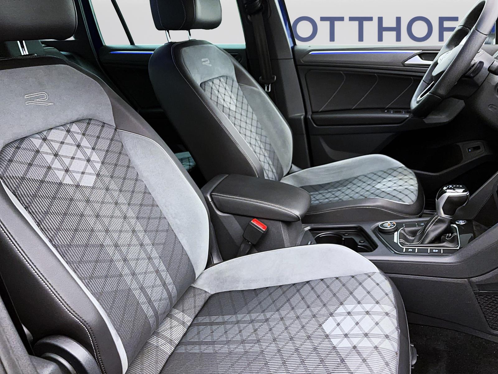 Volkswagen Tiguan 2.0 TDI DSG 4M R-LINE STANDHZG AHK NAVI ACC