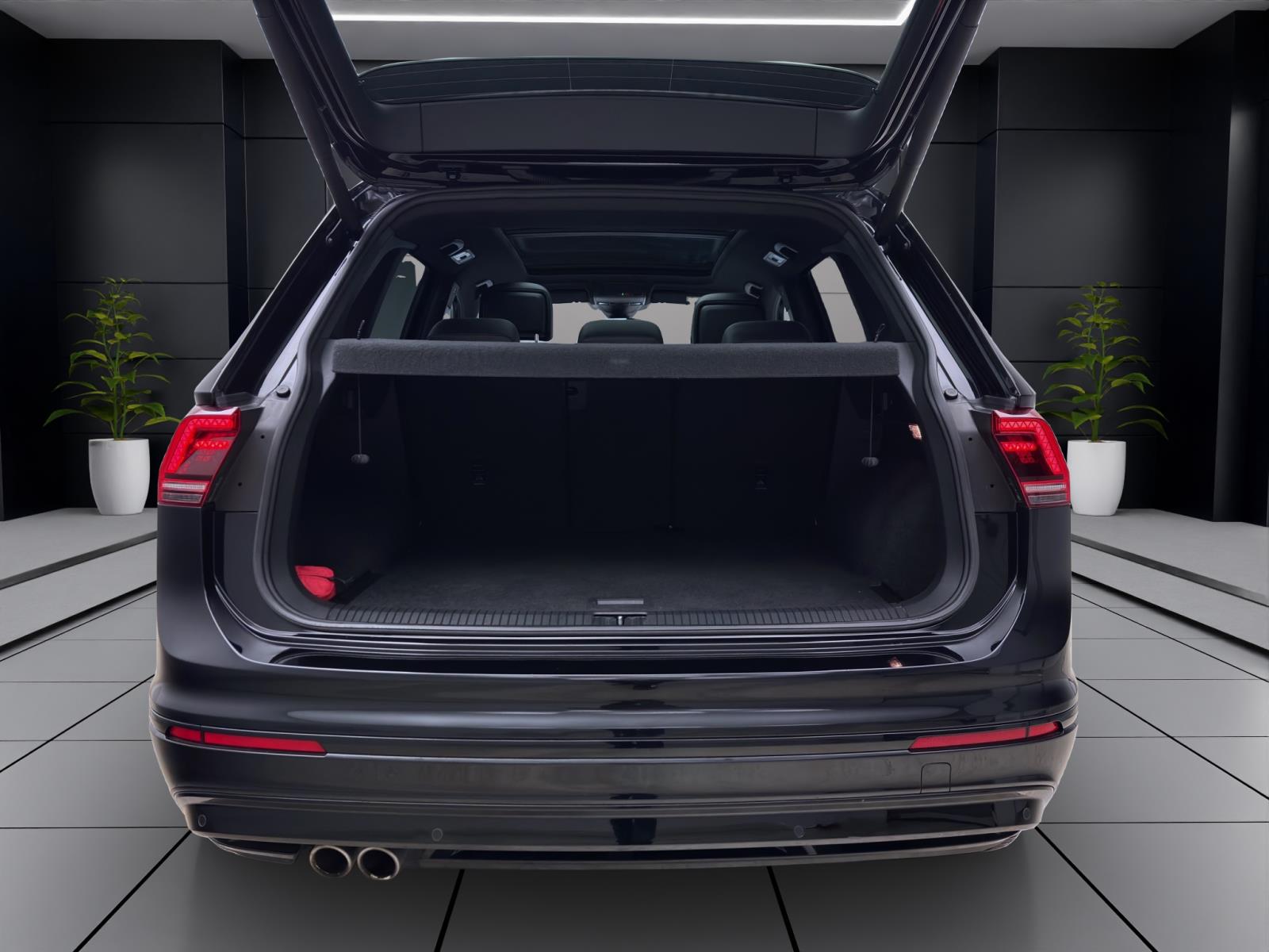 Volkswagen Tiguan 2.0 TDI DSG R-LINE BLACK STYLE PANO AHK