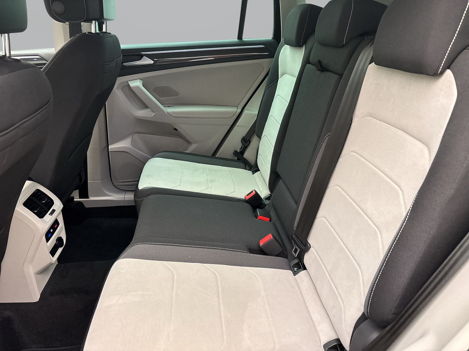 Volkswagen Tiguan 2.0 TDI DSG Elegance 4Motion AHK ACC PDC Kamera IQ.Light Navi
