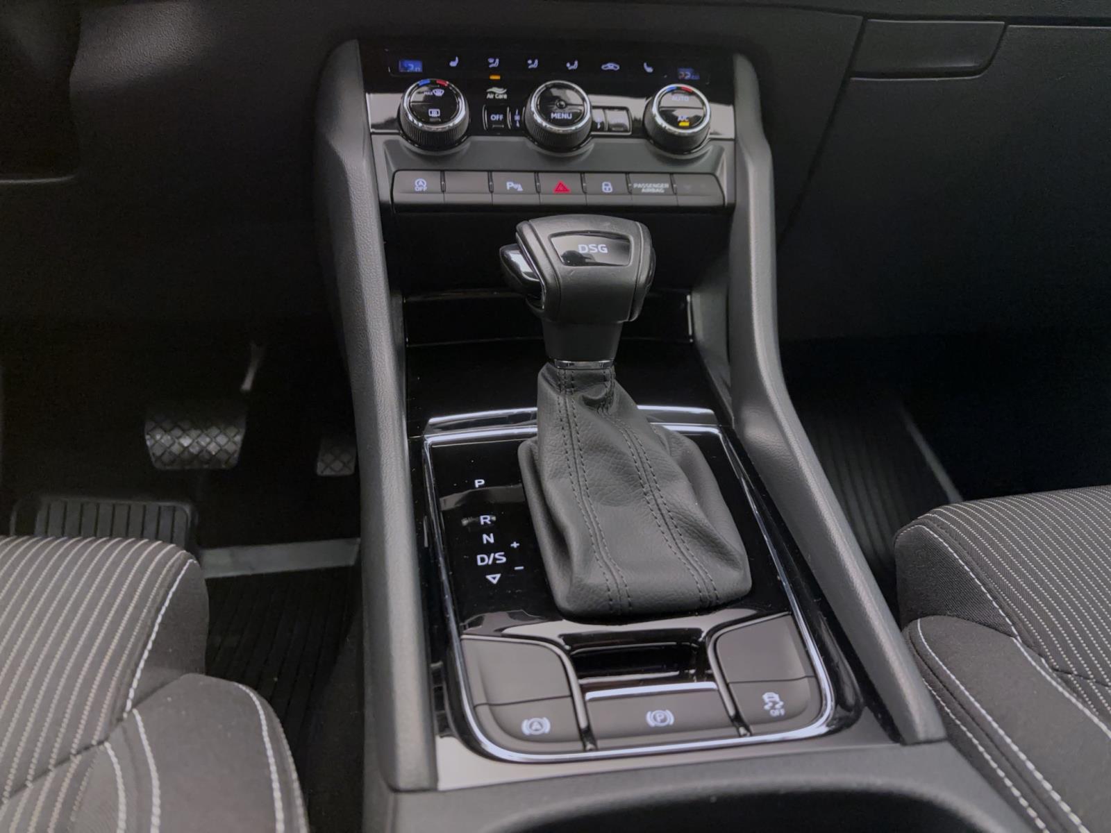 Skoda Karoq 2.0 TDI DSG STYLE AHK NAVI ACC PDC SITZHZG