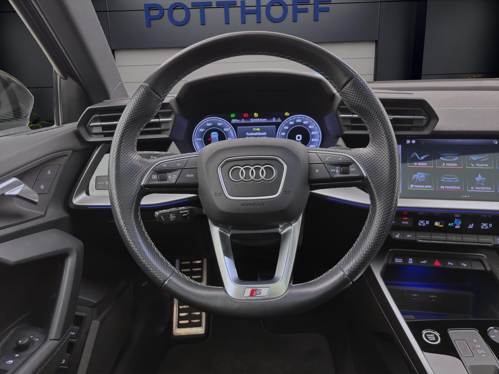 Audi A3 Sportback 45 TFSIe S line Black Pano ACC ParkAssist LED Navi Sitzhzg