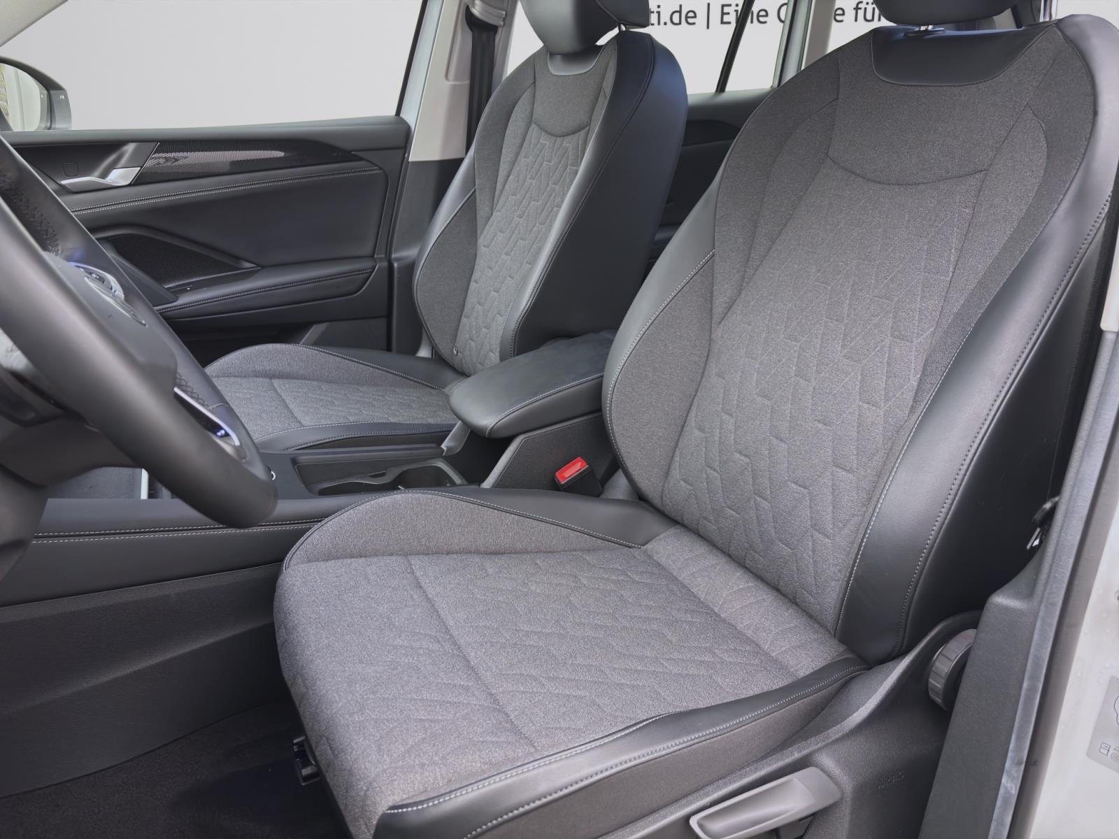 Volkswagen Tiguan 2.0 TDI DSG Life AHK ACC PDC Kamera LED Navi Sitzhzg HUD