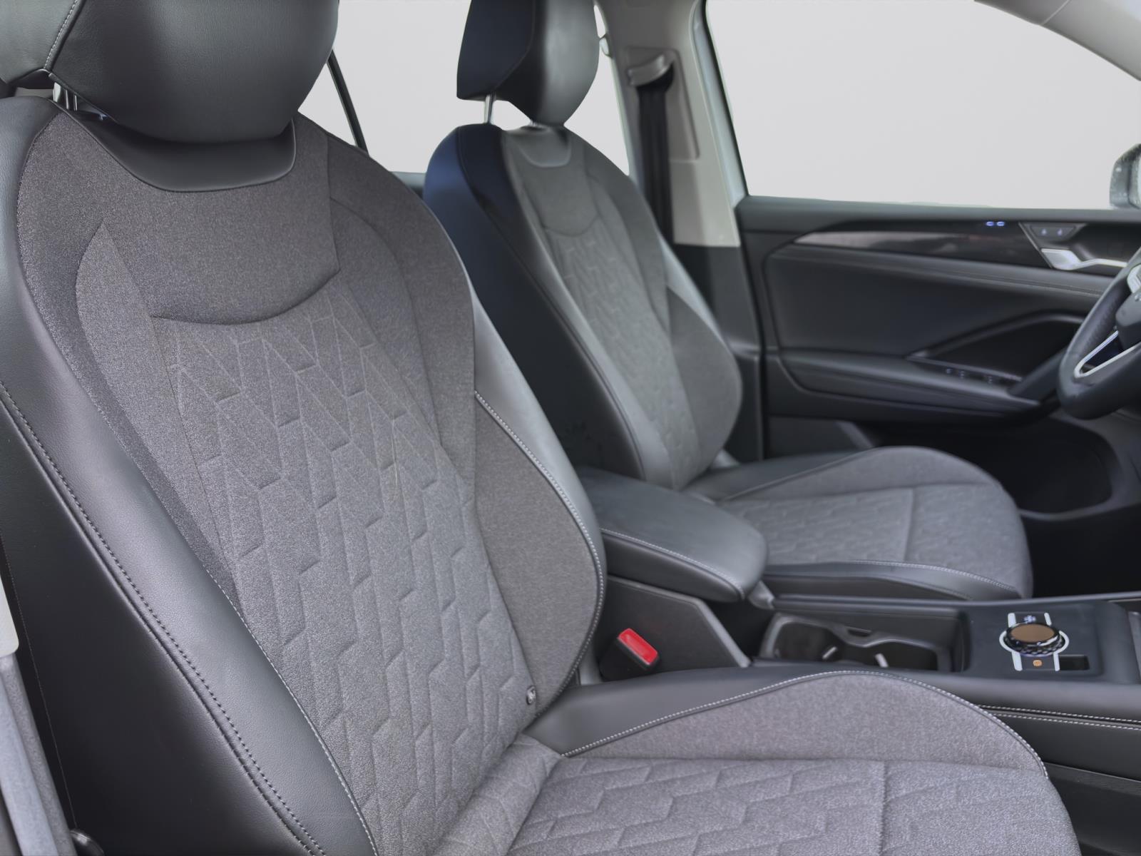 Volkswagen Tiguan 2.0 TDI DSG Life AHK ACC PDC Kamera LED Navi Sitzhzg HUD