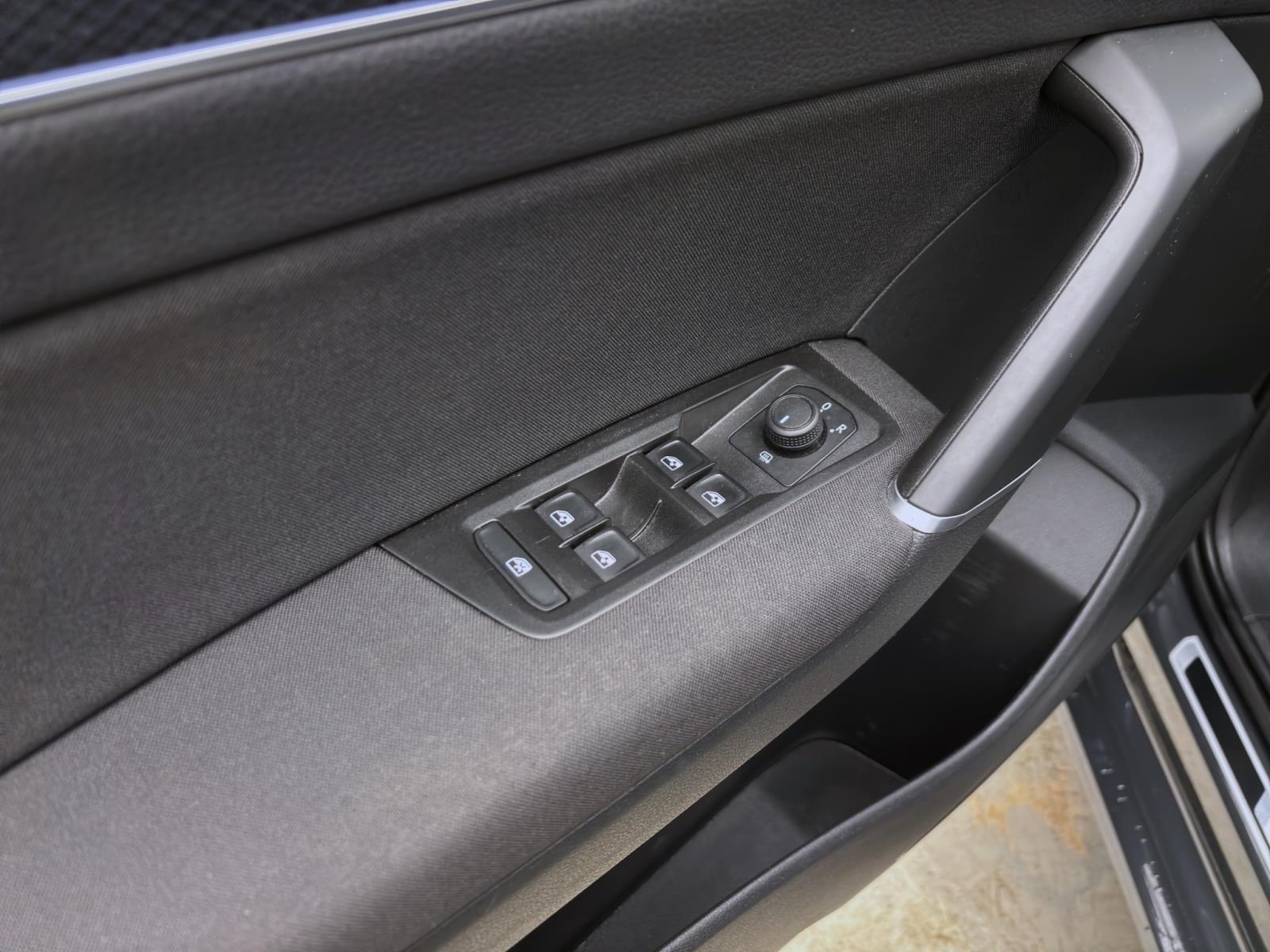 Volkswagen Touran 2.0 TDI DSG UNITED NAVI ACC PDC LED